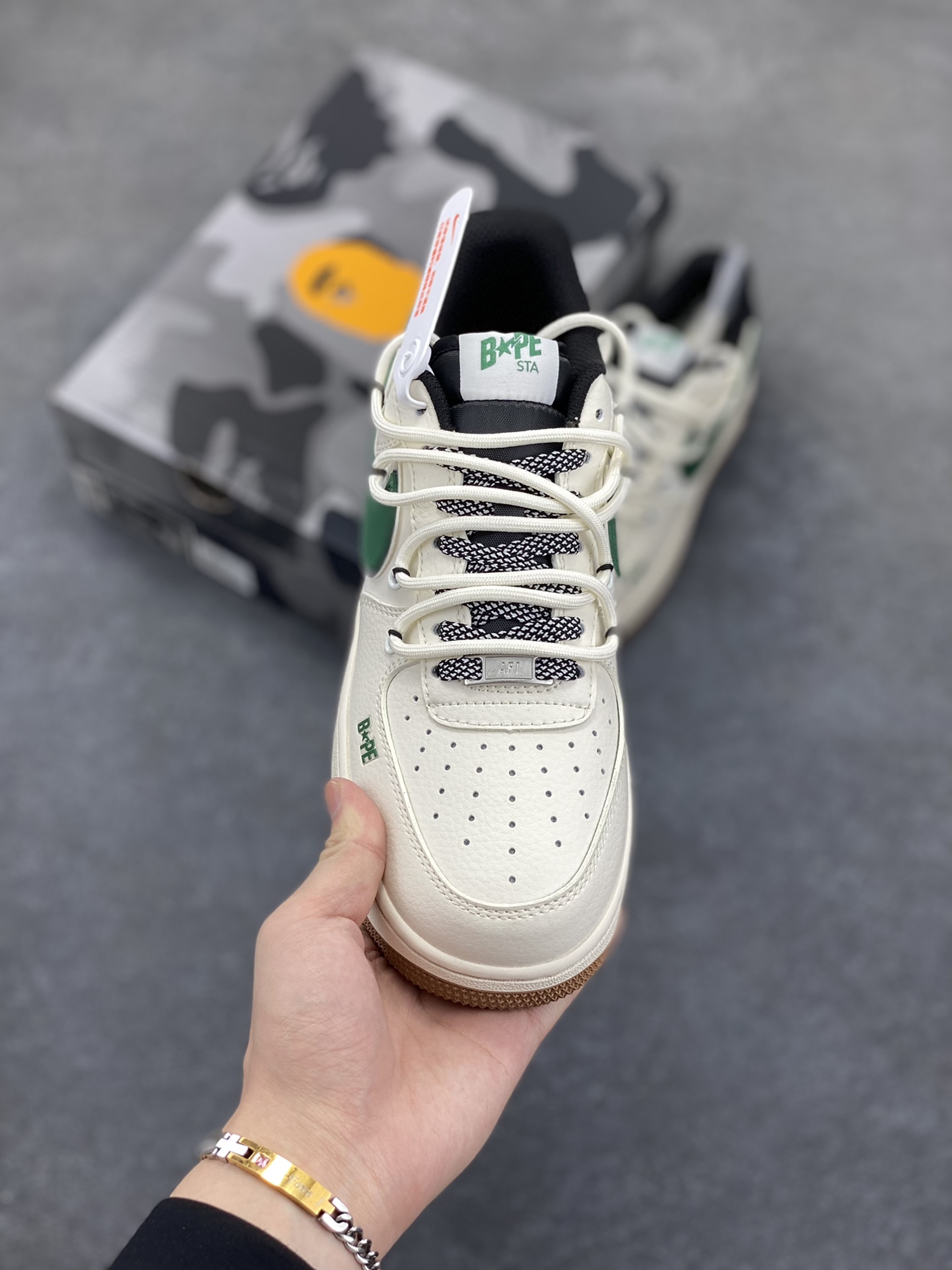图片[2]-NIke Air Force 1 \’07 Low “Bape联名——米绿生胶抽绳”空军一号 低帮 运动鞋 休闲鞋 折边针车 工艺难度大 原楦头原纸板 原装鞋盒 定制五金配件 内置全掌气垫 原厂鞋底 货号：SJ1198-100 尺码：36 36.5 37.5 38 38.5 39 40 40.5 41 42 42.5 43 44 44.5 45-选品中心