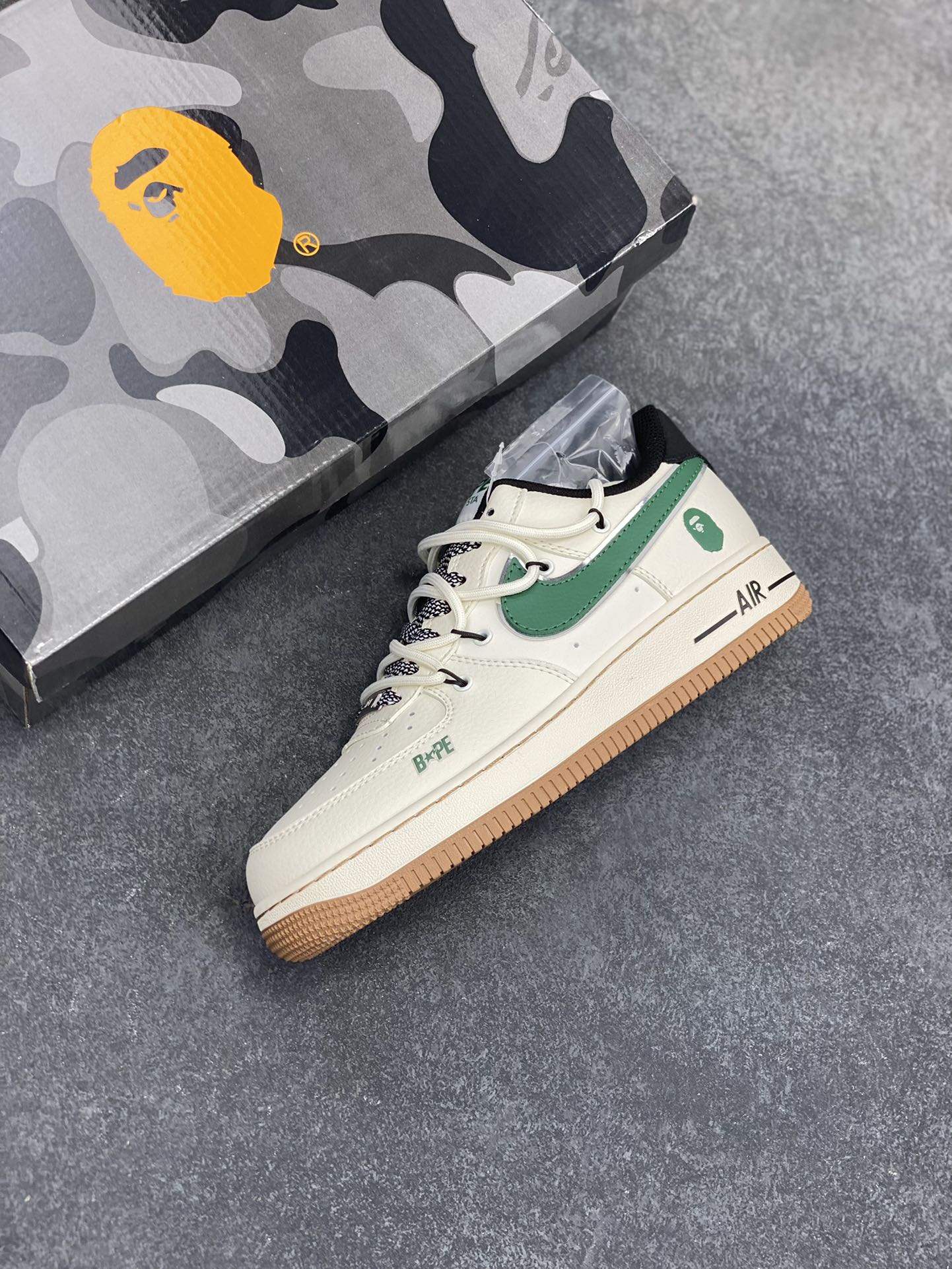 图片[7]-NIke Air Force 1 \’07 Low “Bape联名——米绿生胶抽绳”空军一号 低帮 运动鞋 休闲鞋 折边针车 工艺难度大 原楦头原纸板 原装鞋盒 定制五金配件 内置全掌气垫 原厂鞋底 货号：SJ1198-100 尺码：36 36.5 37.5 38 38.5 39 40 40.5 41 42 42.5 43 44 44.5 45-选品中心