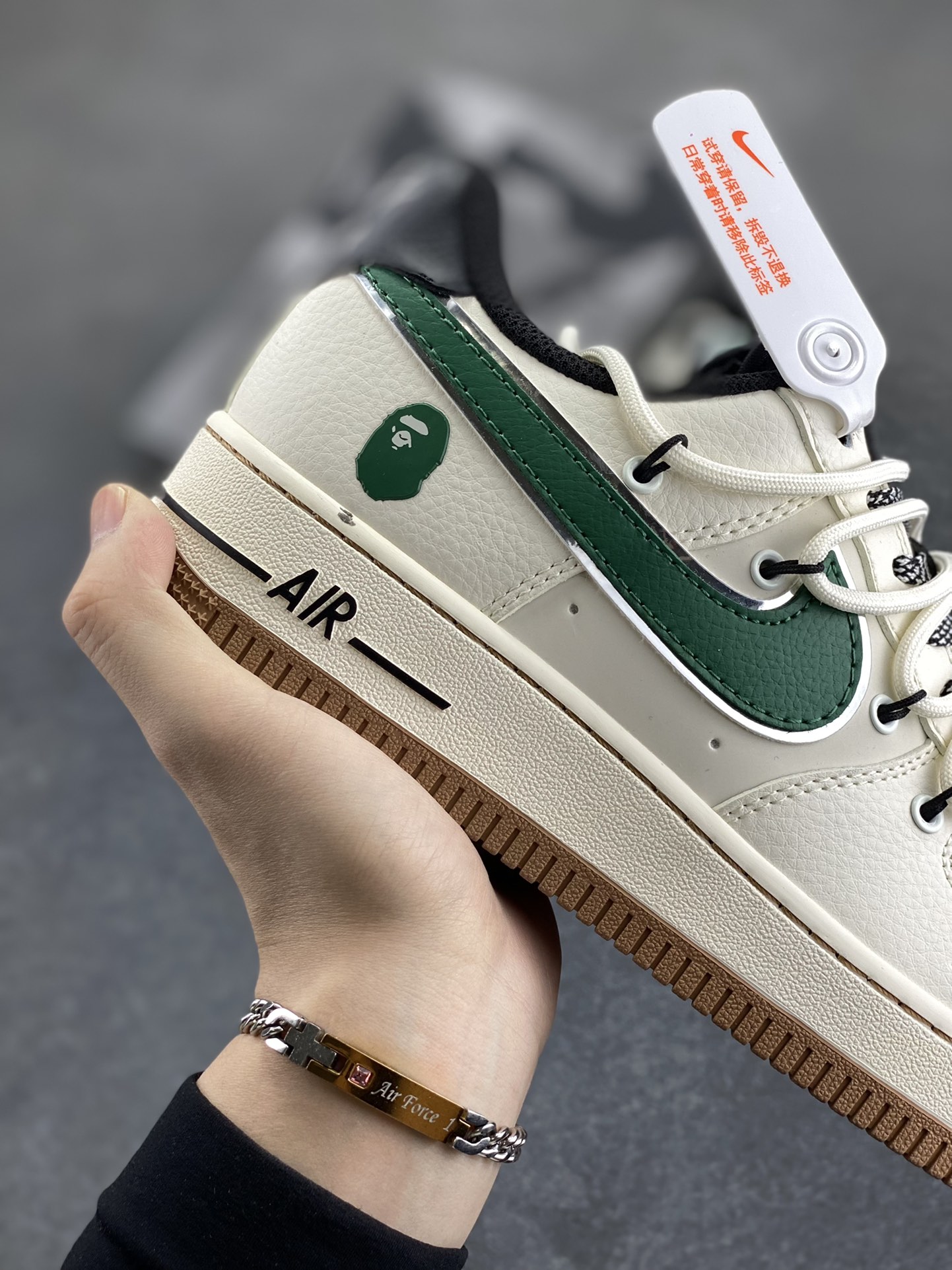 图片[6]-NIke Air Force 1 \’07 Low “Bape联名——米绿生胶抽绳”空军一号 低帮 运动鞋 休闲鞋 折边针车 工艺难度大 原楦头原纸板 原装鞋盒 定制五金配件 内置全掌气垫 原厂鞋底 货号：SJ1198-100 尺码：36 36.5 37.5 38 38.5 39 40 40.5 41 42 42.5 43 44 44.5 45-选品中心