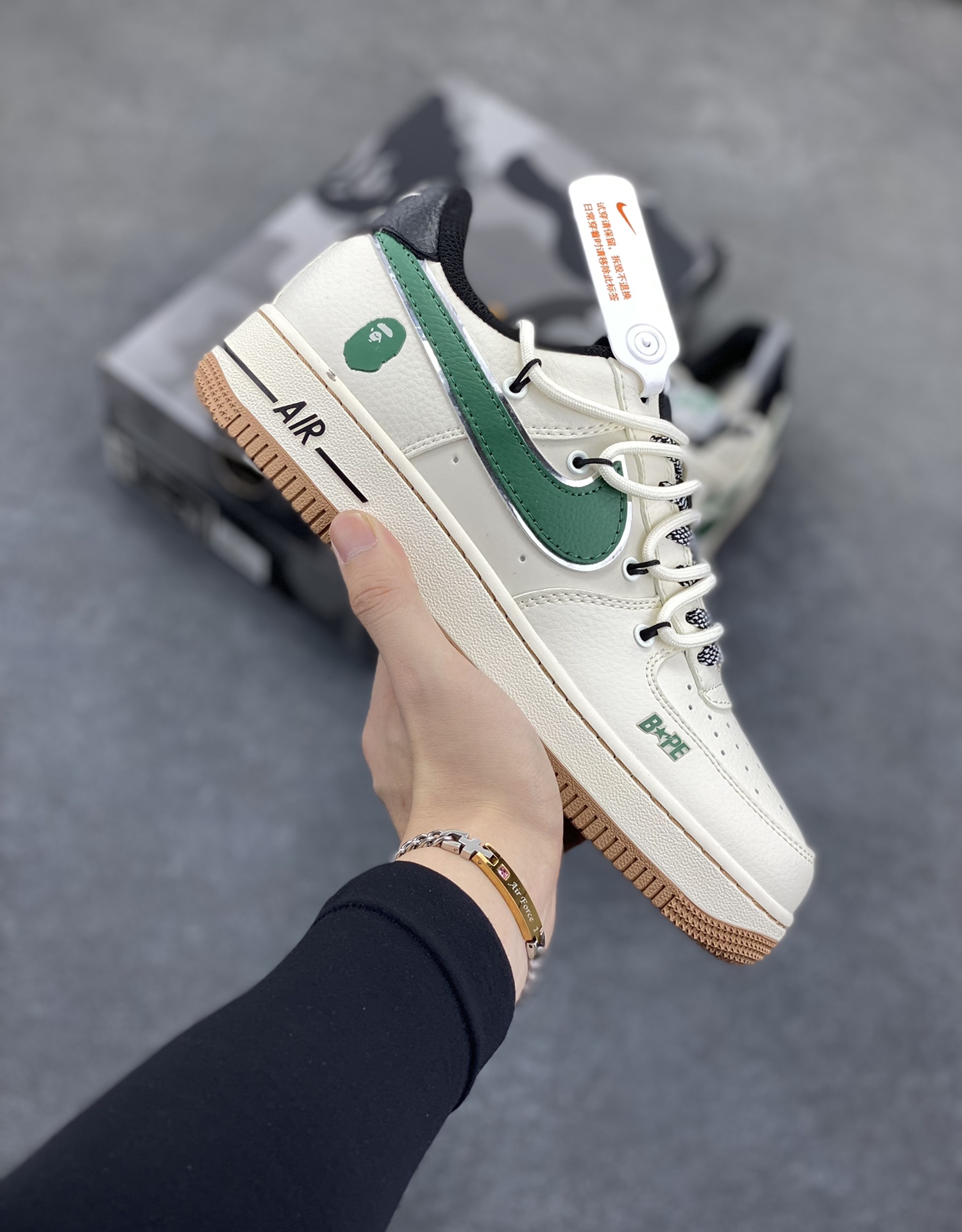NIke Air Force 1 \’07 Low “Bape联名——米绿生胶抽绳”空军一号 低帮 运动鞋 休闲鞋 折边针车 工艺难度大 原楦头原纸板 原装鞋盒 定制五金配件 内置全掌气垫 原厂鞋底 货号:SJ1198-100 尺码:36 36.5 37.5 38 38.5 39 40 40.5 41 42 42.5 43 44 44.5 45-选品中心