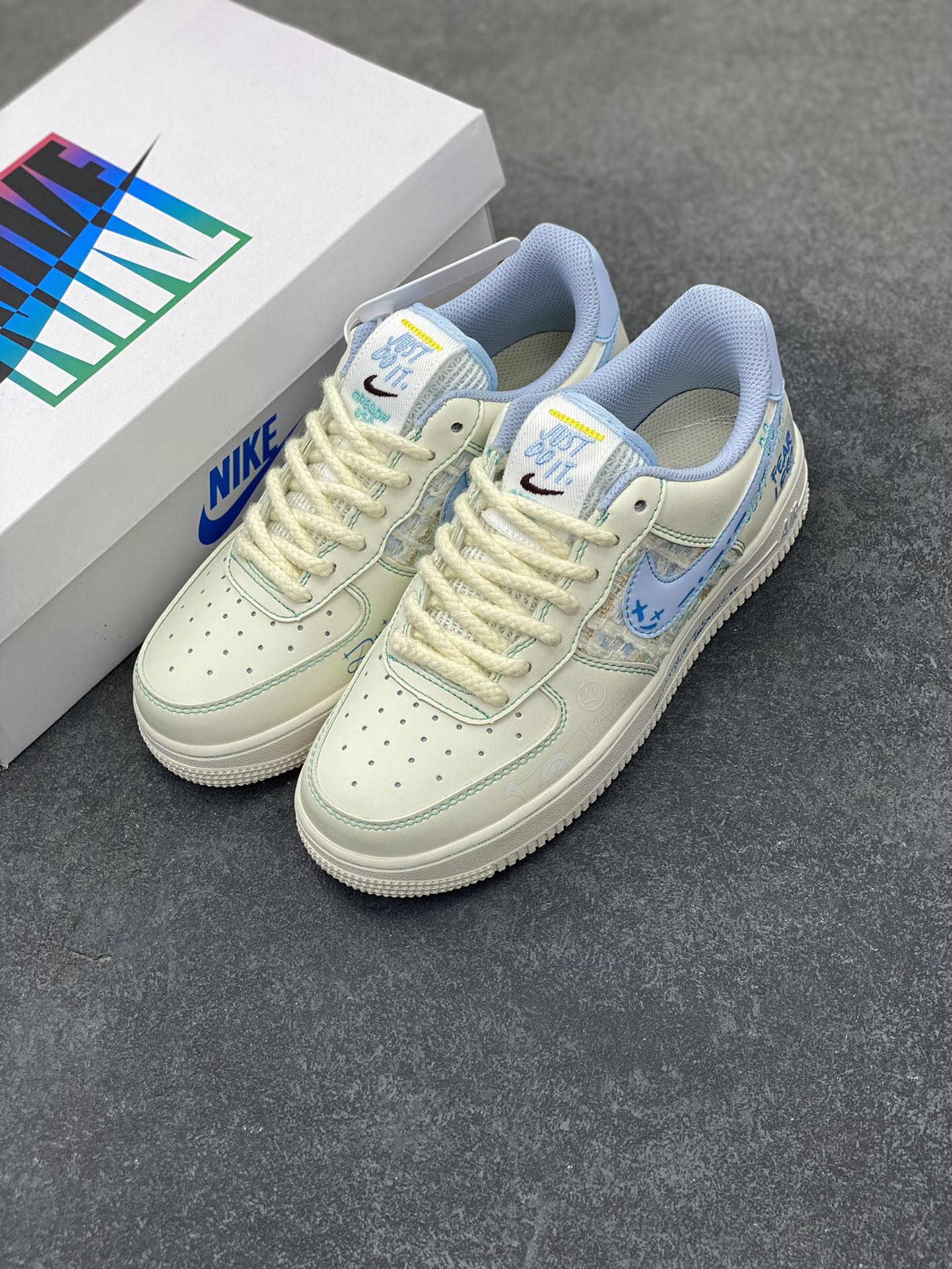 图片[8]-小香风系列“蓝言情话” Air Force 1’07 Low \”Love words\”空军一号经典低帮百搭休闲运动板鞋 深海的蓝是时光揉碎的星辰，藏着永不褪色的温柔。当暮色为天空披上靛蓝纱衣，晚风裹挟着细碎的情话掠过耳畔，每一个字都化作绕指柔，缠绕成只属于两人的浪漫宇宙 货号：FJ7740-510 尺码：36 36.5 37.5 38 38.5 39 40 40.5 41 42 42.5 43 44 44.5 45\”},\”targetAlbum\”：{\”desc\”：\”专业空军工厂店 一双也是放货价！ 客服Q3623525189 微信15695942687-选品中心