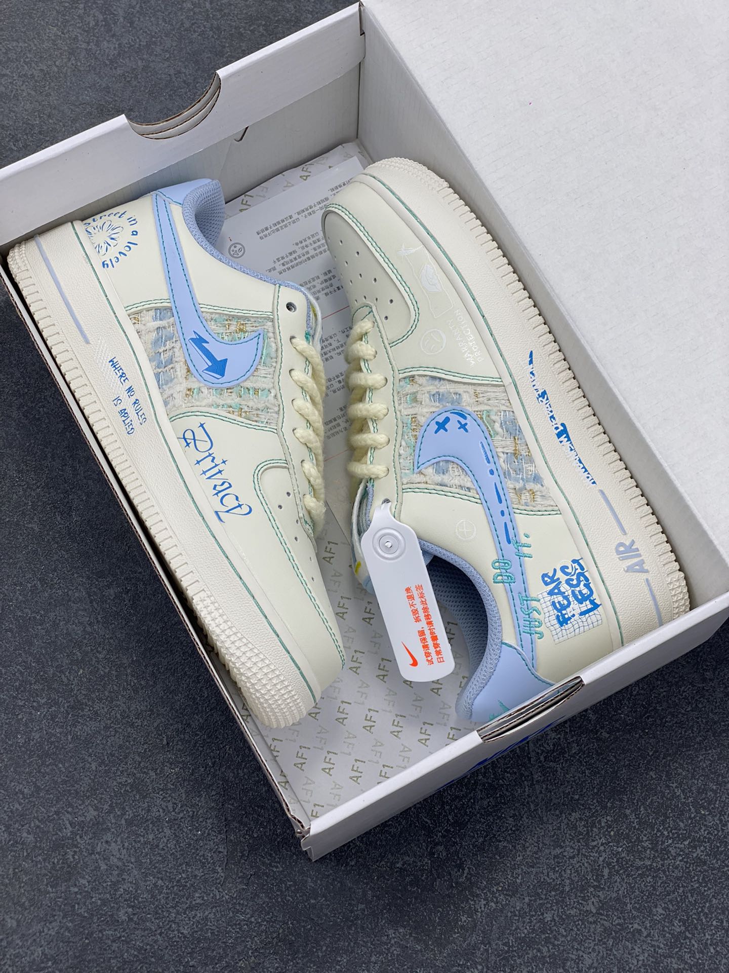 图片[9]-小香风系列“蓝言情话” Air Force 1’07 Low \”Love words\”空军一号经典低帮百搭休闲运动板鞋 深海的蓝是时光揉碎的星辰，藏着永不褪色的温柔。当暮色为天空披上靛蓝纱衣，晚风裹挟着细碎的情话掠过耳畔，每一个字都化作绕指柔，缠绕成只属于两人的浪漫宇宙 货号：FJ7740-510 尺码：36 36.5 37.5 38 38.5 39 40 40.5 41 42 42.5 43 44 44.5 45\”},\”targetAlbum\”：{\”desc\”：\”专业空军工厂店 一双也是放货价！ 客服Q3623525189 微信15695942687-选品中心