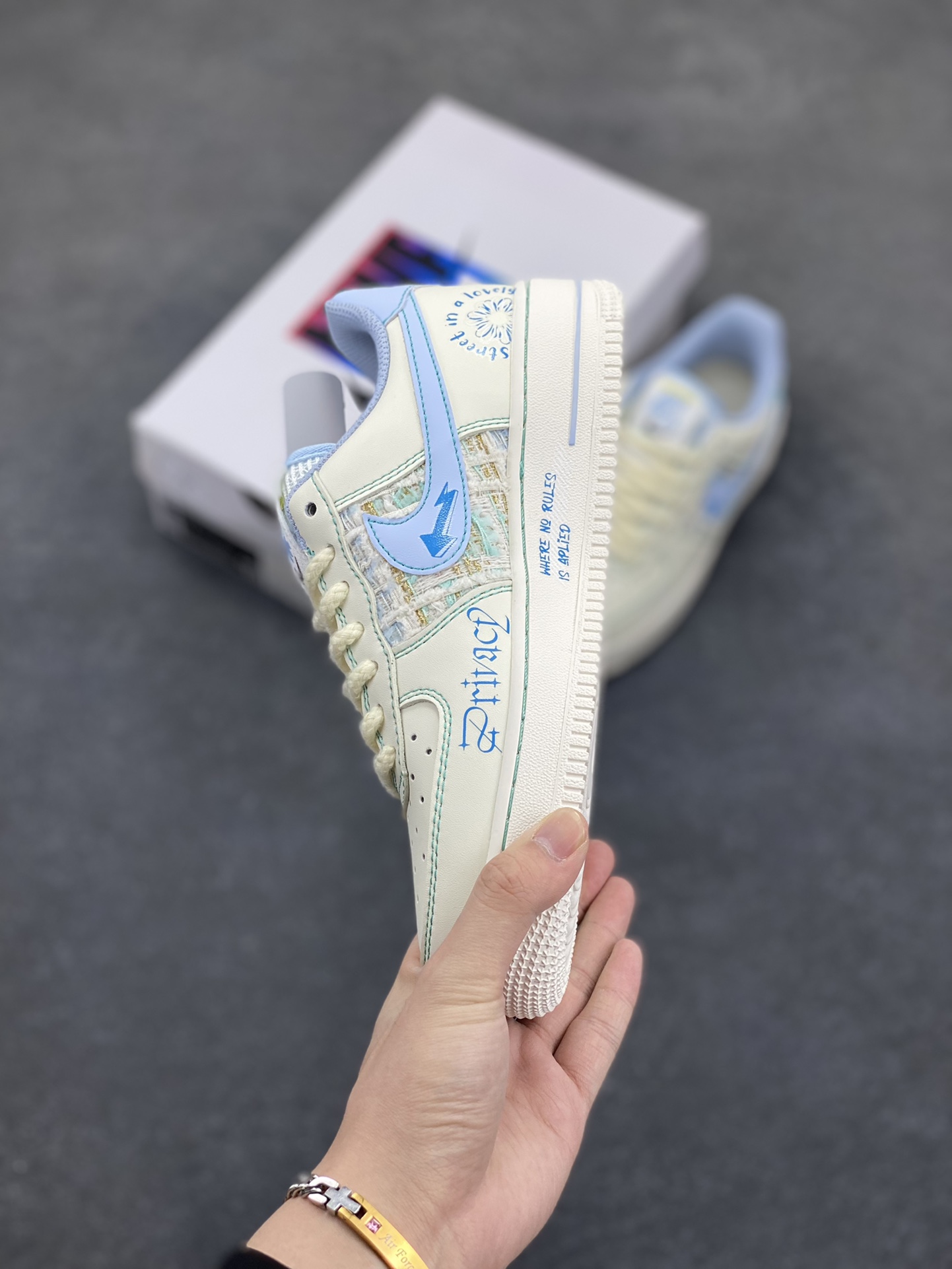 图片[3]-小香风系列“蓝言情话” Air Force 1’07 Low \”Love words\”空军一号经典低帮百搭休闲运动板鞋 深海的蓝是时光揉碎的星辰，藏着永不褪色的温柔。当暮色为天空披上靛蓝纱衣，晚风裹挟着细碎的情话掠过耳畔，每一个字都化作绕指柔，缠绕成只属于两人的浪漫宇宙 货号：FJ7740-510 尺码：36 36.5 37.5 38 38.5 39 40 40.5 41 42 42.5 43 44 44.5 45\”},\”targetAlbum\”：{\”desc\”：\”专业空军工厂店 一双也是放货价！ 客服Q3623525189 微信15695942687-选品中心