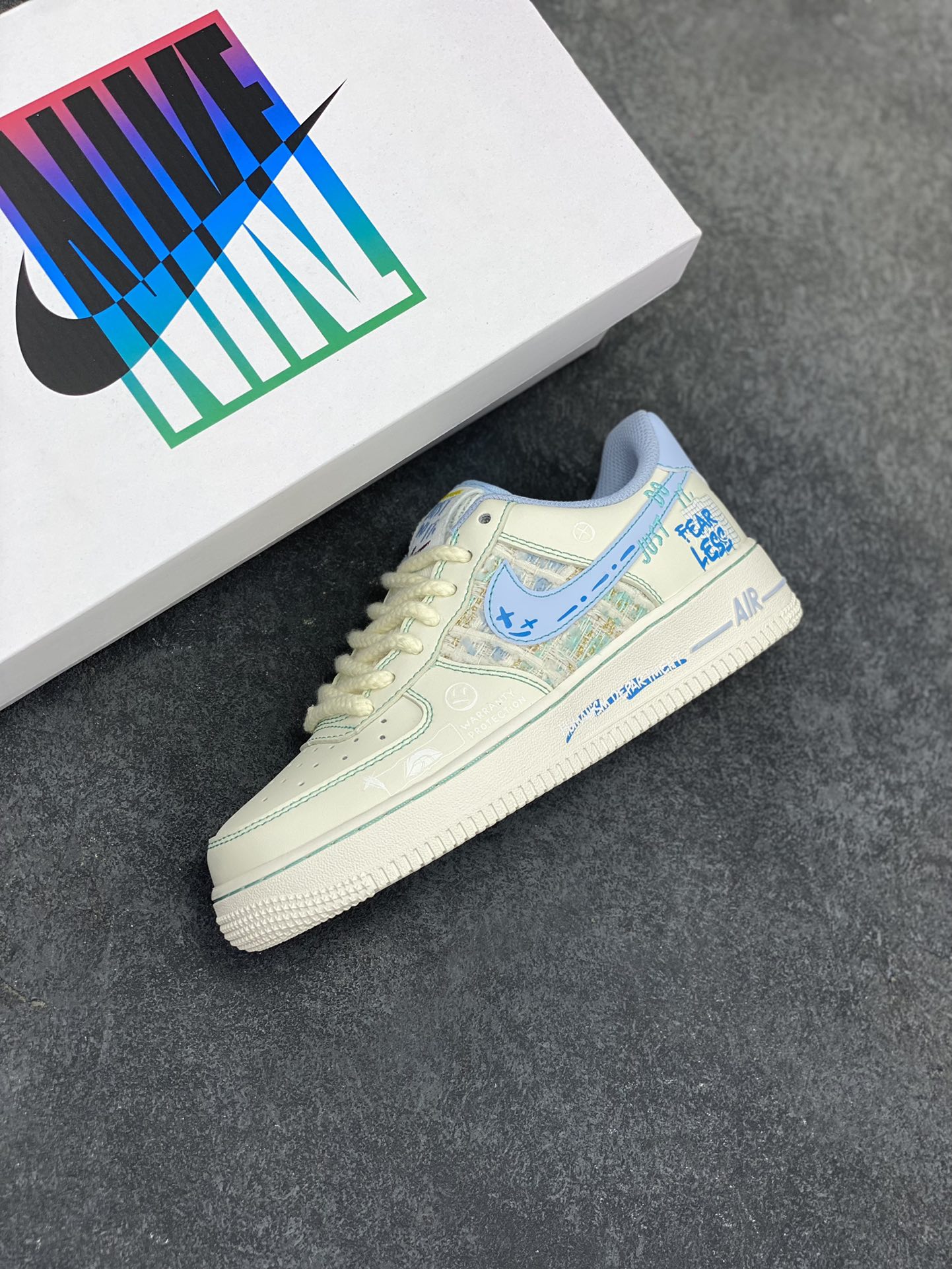 图片[7]-小香风系列“蓝言情话” Air Force 1’07 Low \”Love words\”空军一号经典低帮百搭休闲运动板鞋 深海的蓝是时光揉碎的星辰，藏着永不褪色的温柔。当暮色为天空披上靛蓝纱衣，晚风裹挟着细碎的情话掠过耳畔，每一个字都化作绕指柔，缠绕成只属于两人的浪漫宇宙 货号：FJ7740-510 尺码：36 36.5 37.5 38 38.5 39 40 40.5 41 42 42.5 43 44 44.5 45\”},\”targetAlbum\”：{\”desc\”：\”专业空军工厂店 一双也是放货价！ 客服Q3623525189 微信15695942687-选品中心