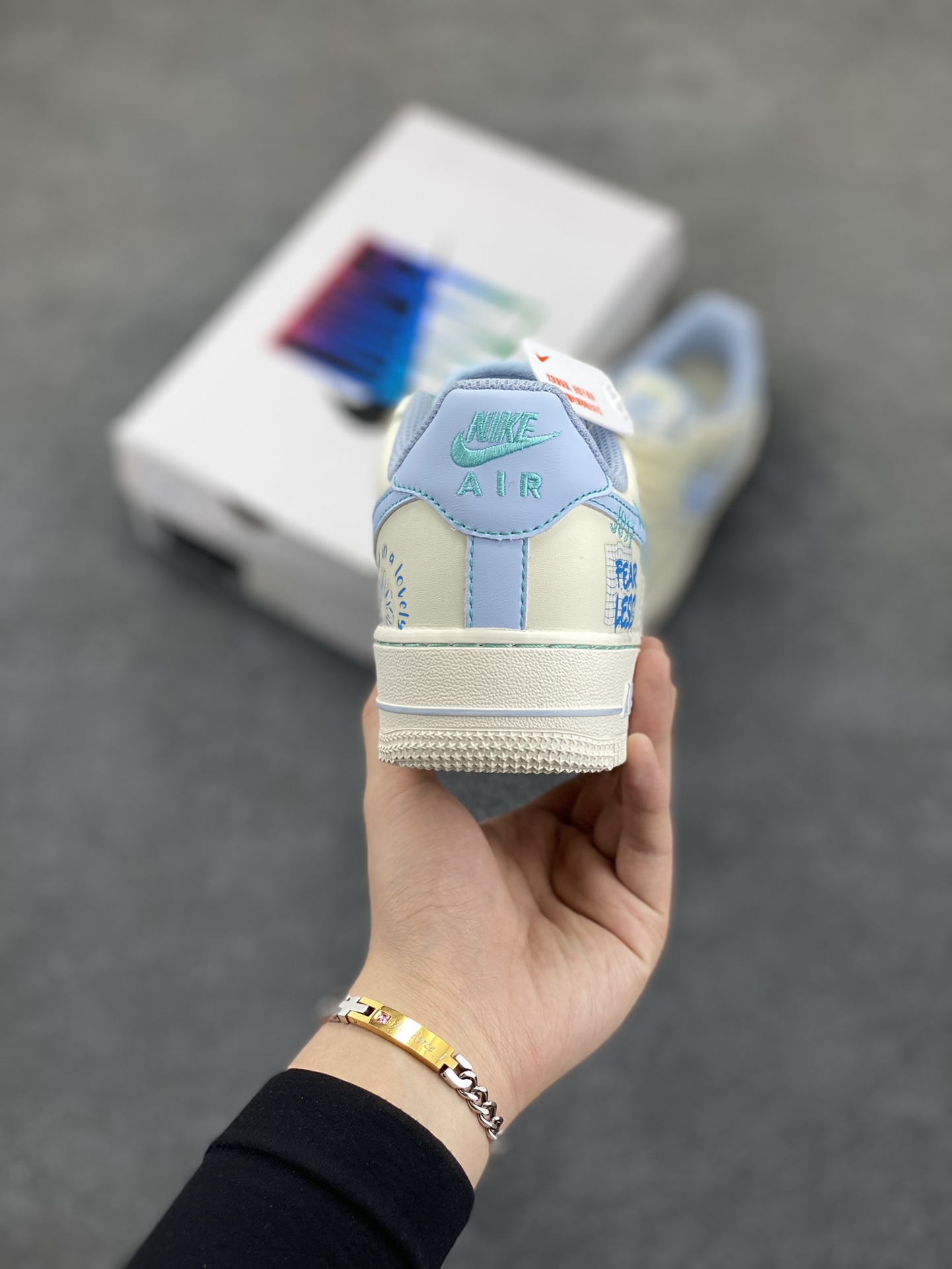 图片[4]-小香风系列“蓝言情话” Air Force 1’07 Low \”Love words\”空军一号经典低帮百搭休闲运动板鞋 深海的蓝是时光揉碎的星辰，藏着永不褪色的温柔。当暮色为天空披上靛蓝纱衣，晚风裹挟着细碎的情话掠过耳畔，每一个字都化作绕指柔，缠绕成只属于两人的浪漫宇宙 货号：FJ7740-510 尺码：36 36.5 37.5 38 38.5 39 40 40.5 41 42 42.5 43 44 44.5 45\”},\”targetAlbum\”：{\”desc\”：\”专业空军工厂店 一双也是放货价！ 客服Q3623525189 微信15695942687-选品中心
