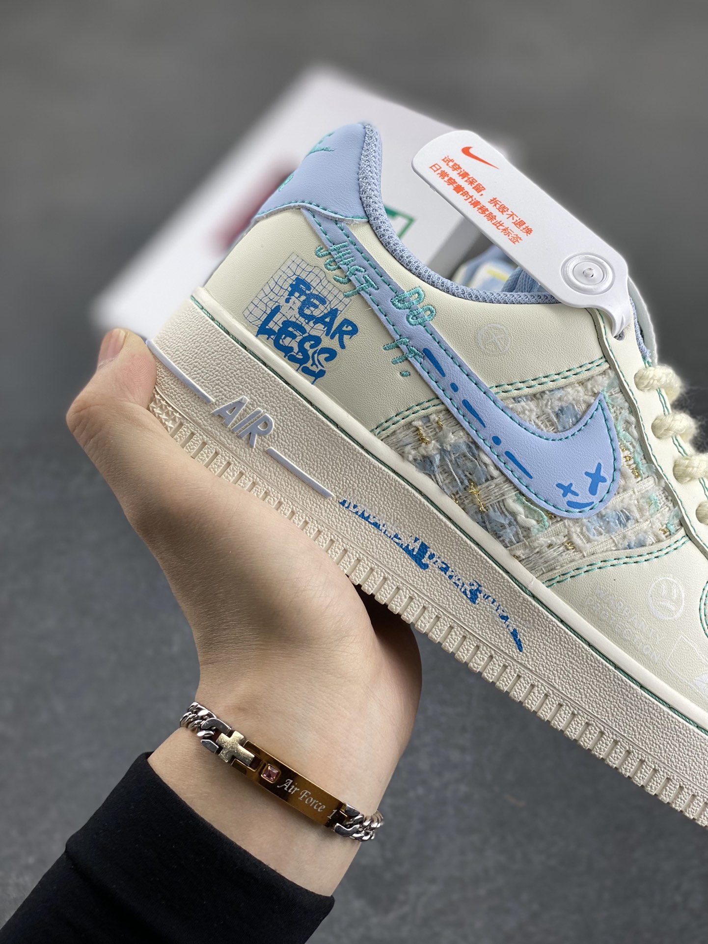 图片[6]-小香风系列“蓝言情话” Air Force 1’07 Low \”Love words\”空军一号经典低帮百搭休闲运动板鞋 深海的蓝是时光揉碎的星辰，藏着永不褪色的温柔。当暮色为天空披上靛蓝纱衣，晚风裹挟着细碎的情话掠过耳畔，每一个字都化作绕指柔，缠绕成只属于两人的浪漫宇宙 货号：FJ7740-510 尺码：36 36.5 37.5 38 38.5 39 40 40.5 41 42 42.5 43 44 44.5 45\”},\”targetAlbum\”：{\”desc\”：\”专业空军工厂店 一双也是放货价！ 客服Q3623525189 微信15695942687-选品中心