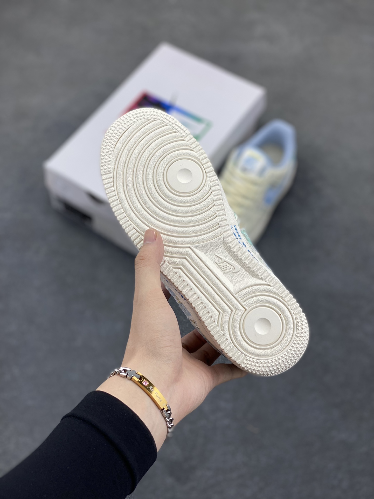 图片[5]-小香风系列“蓝言情话” Air Force 1’07 Low \”Love words\”空军一号经典低帮百搭休闲运动板鞋 深海的蓝是时光揉碎的星辰，藏着永不褪色的温柔。当暮色为天空披上靛蓝纱衣，晚风裹挟着细碎的情话掠过耳畔，每一个字都化作绕指柔，缠绕成只属于两人的浪漫宇宙 货号：FJ7740-510 尺码：36 36.5 37.5 38 38.5 39 40 40.5 41 42 42.5 43 44 44.5 45\”},\”targetAlbum\”：{\”desc\”：\”专业空军工厂店 一双也是放货价！ 客服Q3623525189 微信15695942687-选品中心