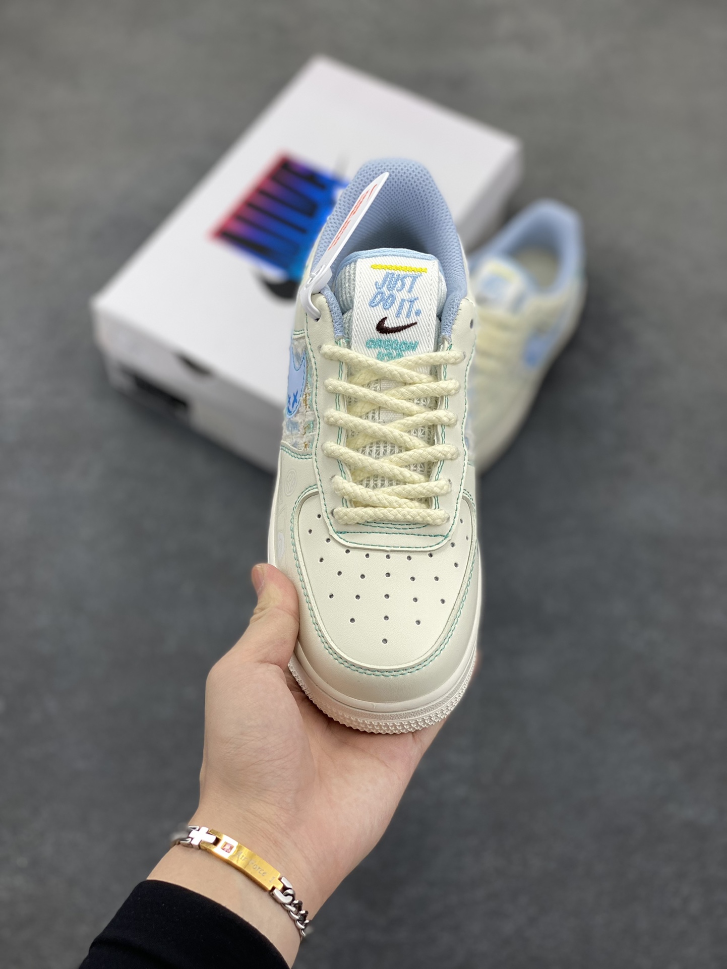 图片[2]-小香风系列“蓝言情话” Air Force 1’07 Low \”Love words\”空军一号经典低帮百搭休闲运动板鞋 深海的蓝是时光揉碎的星辰，藏着永不褪色的温柔。当暮色为天空披上靛蓝纱衣，晚风裹挟着细碎的情话掠过耳畔，每一个字都化作绕指柔，缠绕成只属于两人的浪漫宇宙 货号：FJ7740-510 尺码：36 36.5 37.5 38 38.5 39 40 40.5 41 42 42.5 43 44 44.5 45\”},\”targetAlbum\”：{\”desc\”：\”专业空军工厂店 一双也是放货价！ 客服Q3623525189 微信15695942687-选品中心
