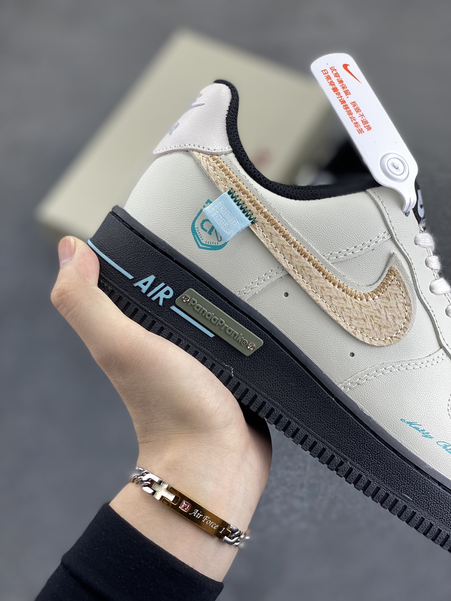 图片[6]-Nike Air Force 1 Low 空军一号低帮百搭休闲运动板鞋。柔软、弹性十足的缓震性能和出色的中底设计，横跨复古与现代的外型结合，造就出风靡全球三十多年的Force 1，直到今天还深受青睐。 货号：DV0788-001 尺码：36 36.5 37.5 38 38.5 39 40 40.5 41 42 42.5 43 44 44.5 45-选品中心