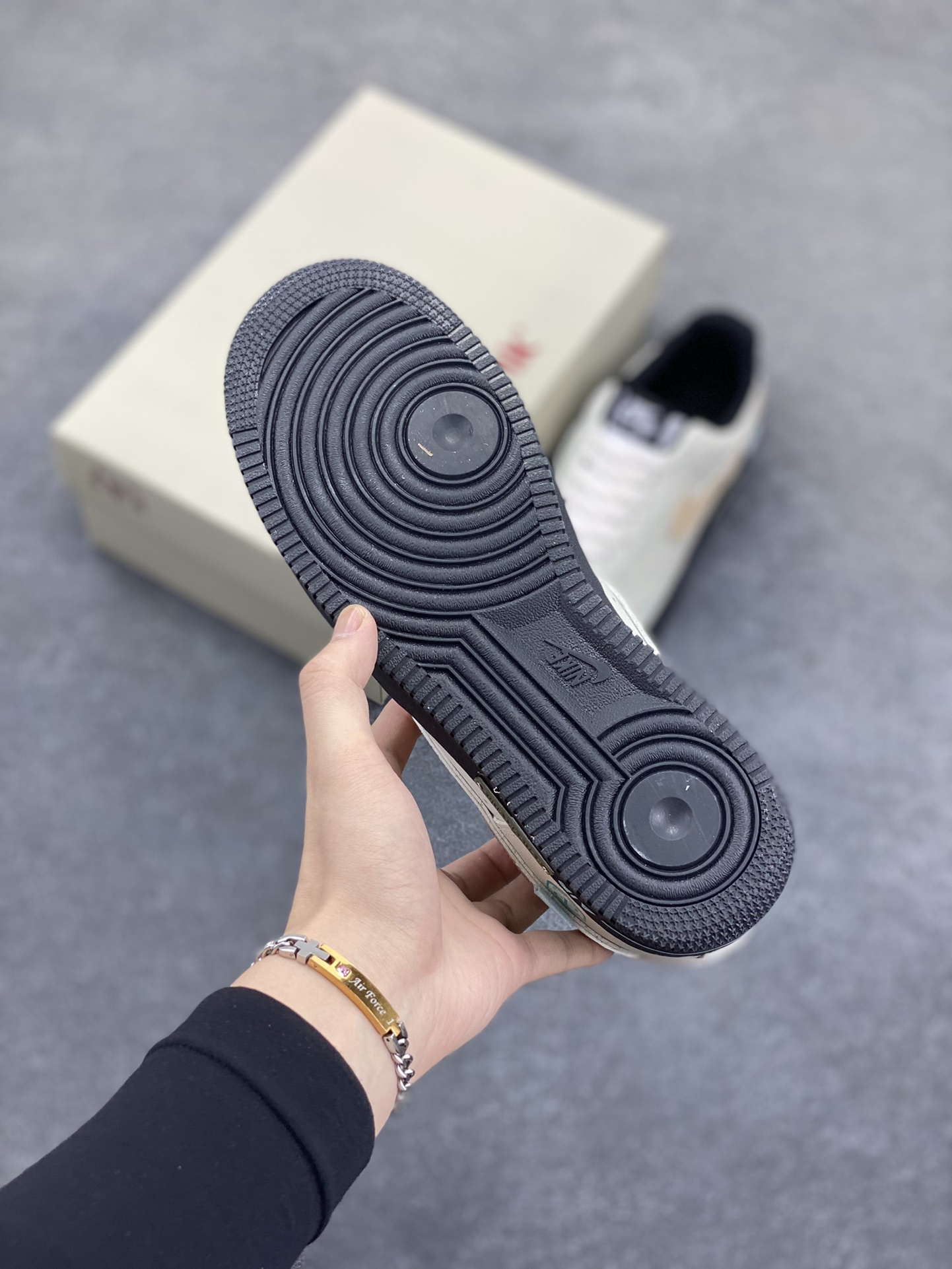 图片[5]-Nike Air Force 1 Low 空军一号低帮百搭休闲运动板鞋。柔软、弹性十足的缓震性能和出色的中底设计，横跨复古与现代的外型结合，造就出风靡全球三十多年的Force 1，直到今天还深受青睐。 货号：DV0788-001 尺码：36 36.5 37.5 38 38.5 39 40 40.5 41 42 42.5 43 44 44.5 45-选品中心