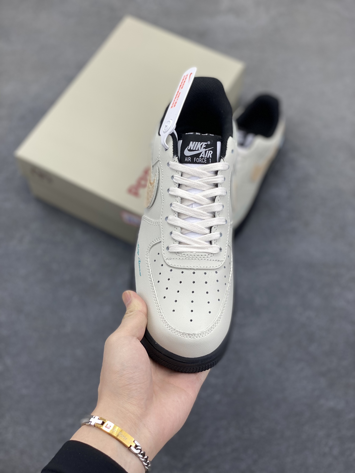 图片[2]-Nike Air Force 1 Low 空军一号低帮百搭休闲运动板鞋。柔软、弹性十足的缓震性能和出色的中底设计，横跨复古与现代的外型结合，造就出风靡全球三十多年的Force 1，直到今天还深受青睐。 货号：DV0788-001 尺码：36 36.5 37.5 38 38.5 39 40 40.5 41 42 42.5 43 44 44.5 45-选品中心