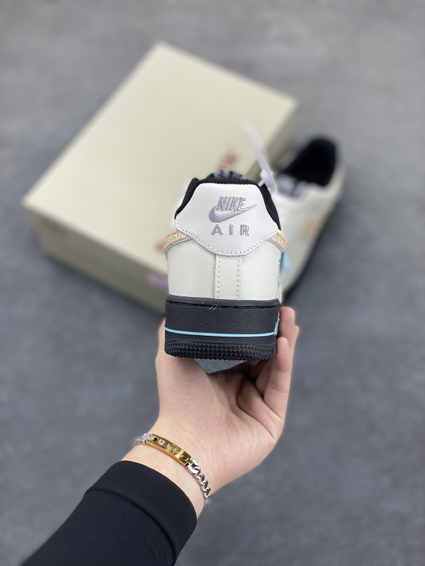 图片[4]-Nike Air Force 1 Low 空军一号低帮百搭休闲运动板鞋。柔软、弹性十足的缓震性能和出色的中底设计，横跨复古与现代的外型结合，造就出风靡全球三十多年的Force 1，直到今天还深受青睐。 货号：DV0788-001 尺码：36 36.5 37.5 38 38.5 39 40 40.5 41 42 42.5 43 44 44.5 45-选品中心