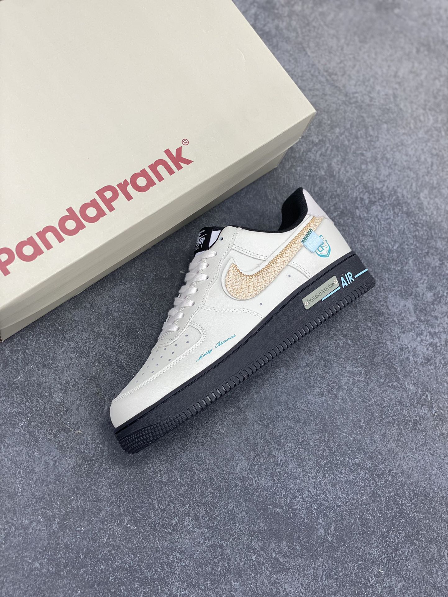 图片[7]-Nike Air Force 1 Low 空军一号低帮百搭休闲运动板鞋。柔软、弹性十足的缓震性能和出色的中底设计，横跨复古与现代的外型结合，造就出风靡全球三十多年的Force 1，直到今天还深受青睐。 货号：DV0788-001 尺码：36 36.5 37.5 38 38.5 39 40 40.5 41 42 42.5 43 44 44.5 45-选品中心