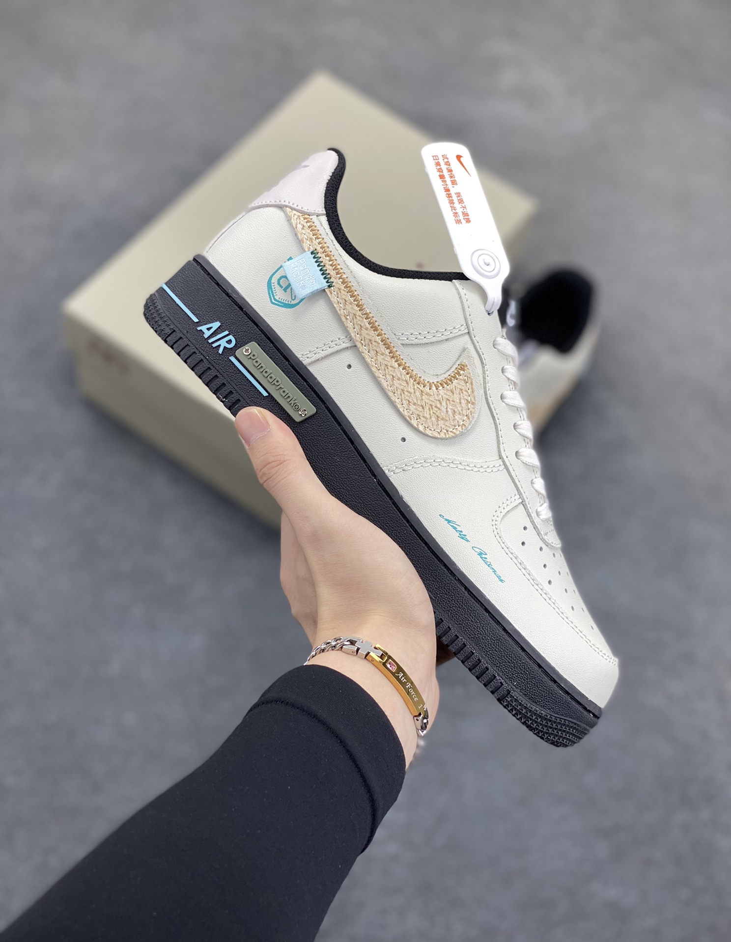 Nike Air Force 1 Low 空军一号低帮百搭休闲运动板鞋。柔软、弹性十足的缓震性能和出色的中底设计,横跨复古与现代的外型结合,造就出风靡全球三十多年的Force 1,直到今天还深受青睐。 货号:DV0788-001 尺码:36 36.5 37.5 38 38.5 39 40 40.5 41 42 42.5 43 44 44.5 45-选品中心