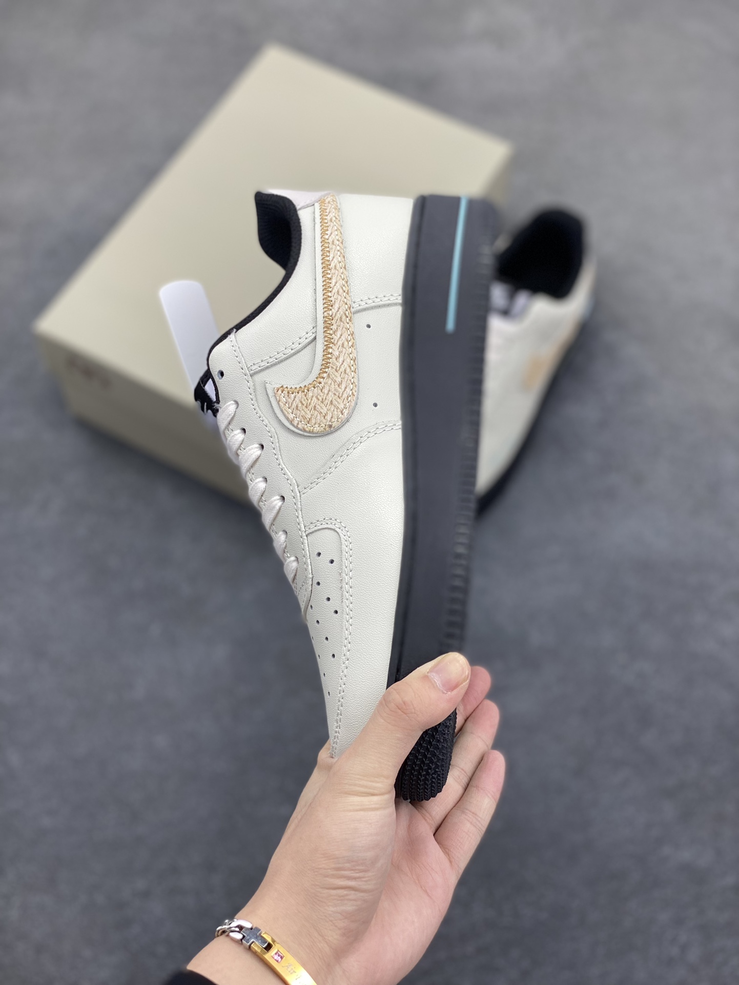 图片[3]-Nike Air Force 1 Low 空军一号低帮百搭休闲运动板鞋。柔软、弹性十足的缓震性能和出色的中底设计，横跨复古与现代的外型结合，造就出风靡全球三十多年的Force 1，直到今天还深受青睐。 货号：DV0788-001 尺码：36 36.5 37.5 38 38.5 39 40 40.5 41 42 42.5 43 44 44.5 45-选品中心
