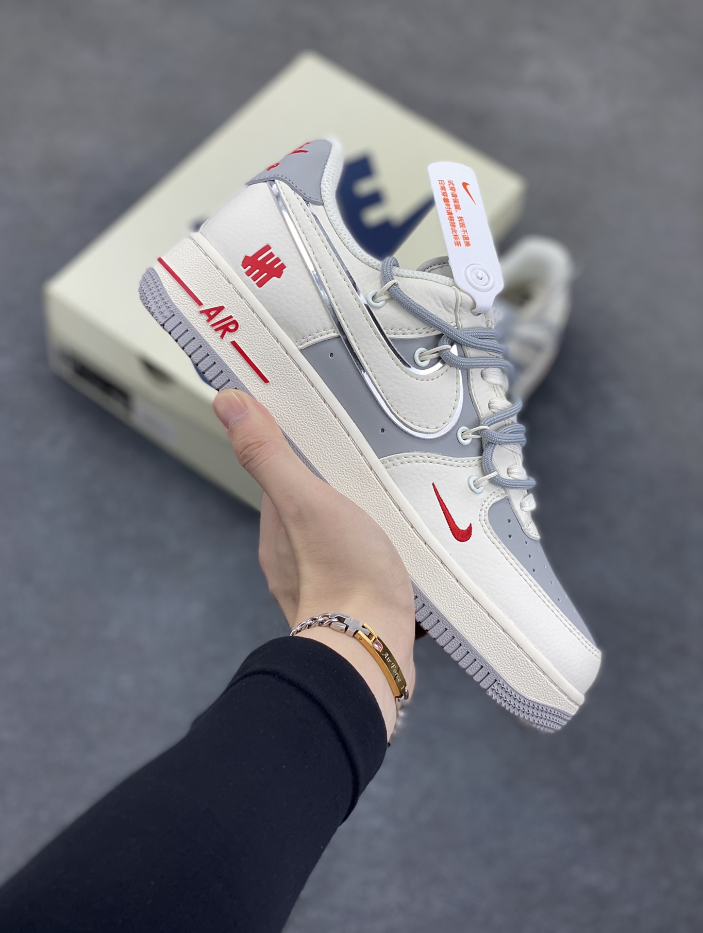 NIke Air Force 1 \’07 Low “UN联名——米白银边抽绳”空军一号 低帮 运动鞋 休闲鞋 折边针车 工艺难度大 原楦头原纸板 原装鞋盒 定制五金配件 内置全掌气垫 原厂鞋底 货号:SJ1198-500 尺码:36 36.5 37.5 38 38.5 39 40 40.5 41 42 42.5 43 44 44.5 45-选品中心