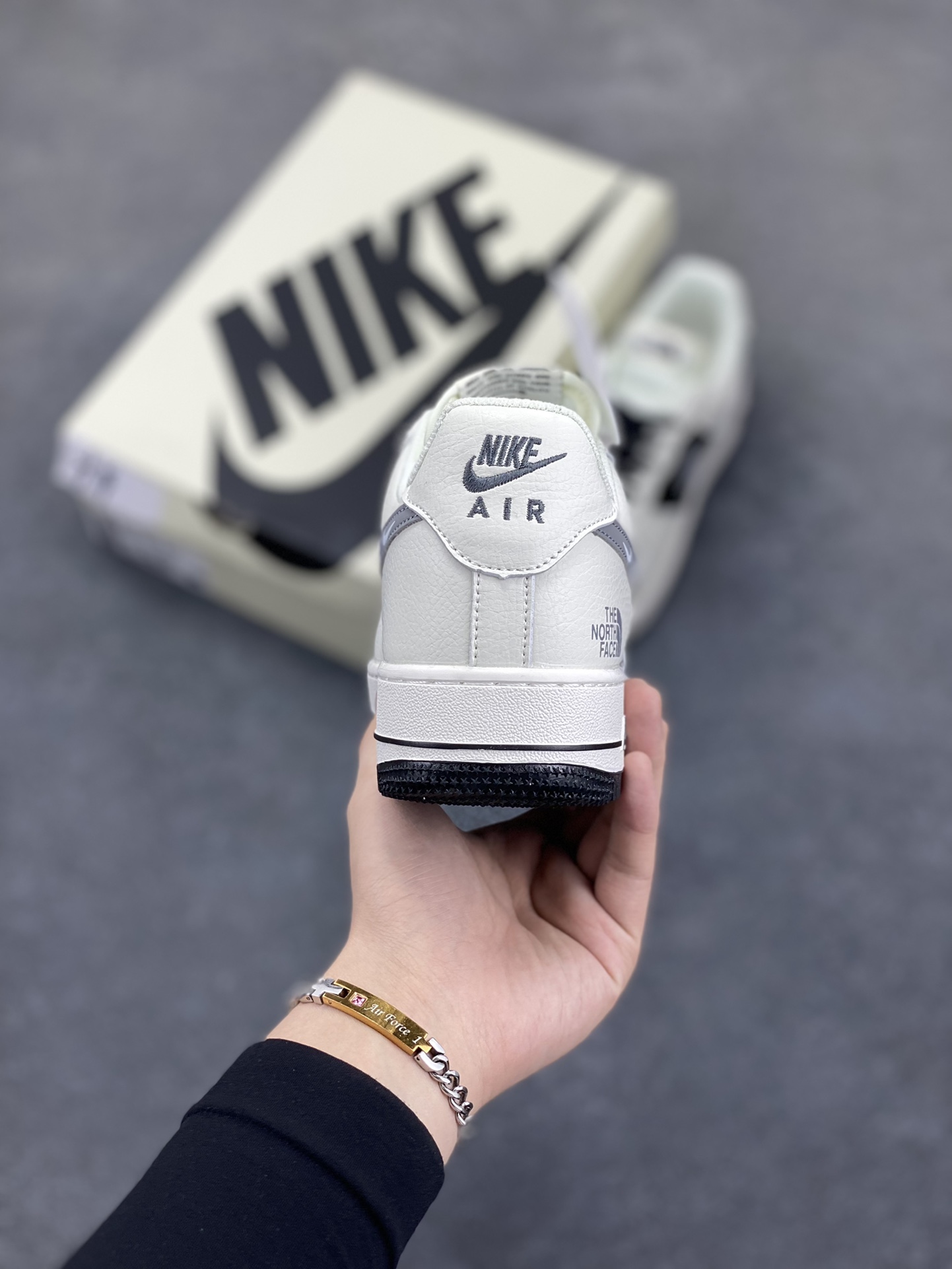 图片[4]-Nike Air Force 1 Low 空军一号低帮百搭休闲运动板鞋。柔软、弹性十足的缓震性能和出色的中底设计，横跨复古与现代的外型结合，造就出风靡全球三十多年的Force 1，直到今天还深受青睐。 货号：HH7518-066 尺码：36 36.5 37.5 38 38.5 39 40 40.5 41 42 42.5 43 44 44.5 45-选品中心