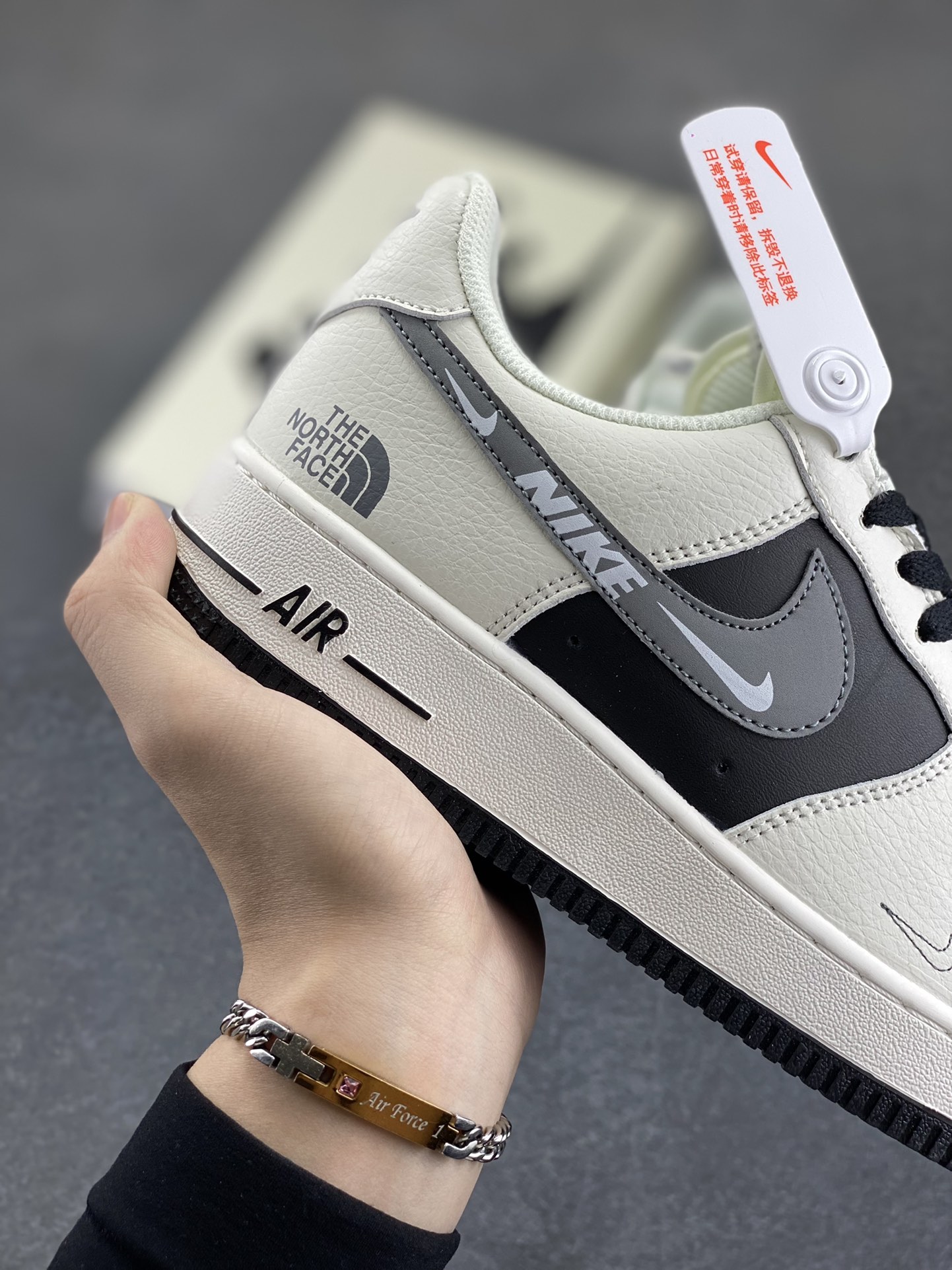 图片[6]-Nike Air Force 1 Low 空军一号低帮百搭休闲运动板鞋。柔软、弹性十足的缓震性能和出色的中底设计，横跨复古与现代的外型结合，造就出风靡全球三十多年的Force 1，直到今天还深受青睐。 货号：HH7518-066 尺码：36 36.5 37.5 38 38.5 39 40 40.5 41 42 42.5 43 44 44.5 45-选品中心