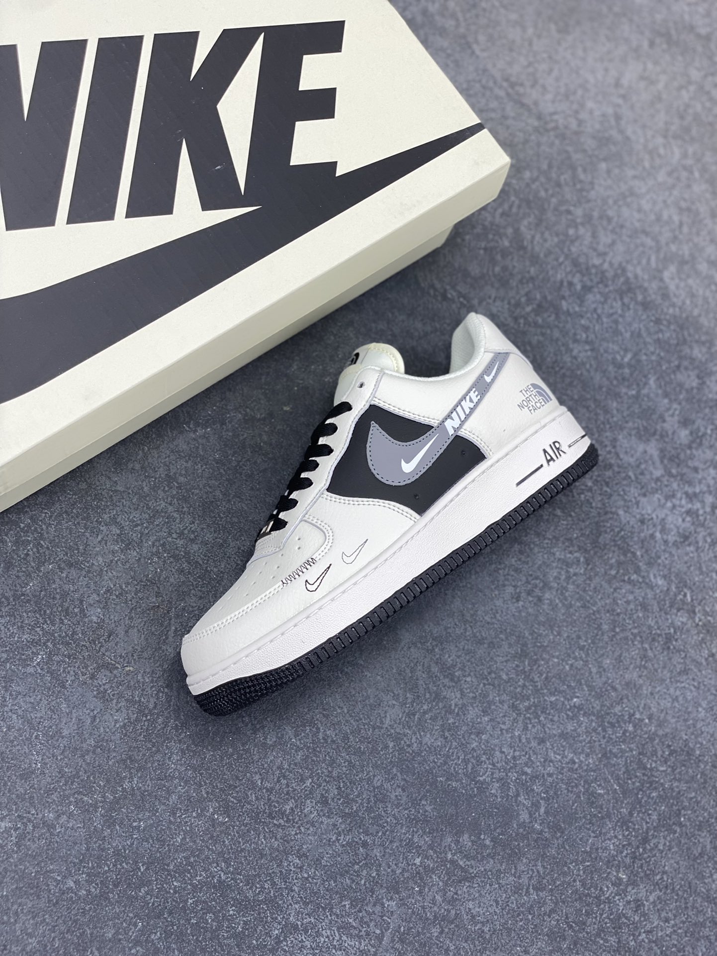 图片[7]-Nike Air Force 1 Low 空军一号低帮百搭休闲运动板鞋。柔软、弹性十足的缓震性能和出色的中底设计，横跨复古与现代的外型结合，造就出风靡全球三十多年的Force 1，直到今天还深受青睐。 货号：HH7518-066 尺码：36 36.5 37.5 38 38.5 39 40 40.5 41 42 42.5 43 44 44.5 45-选品中心