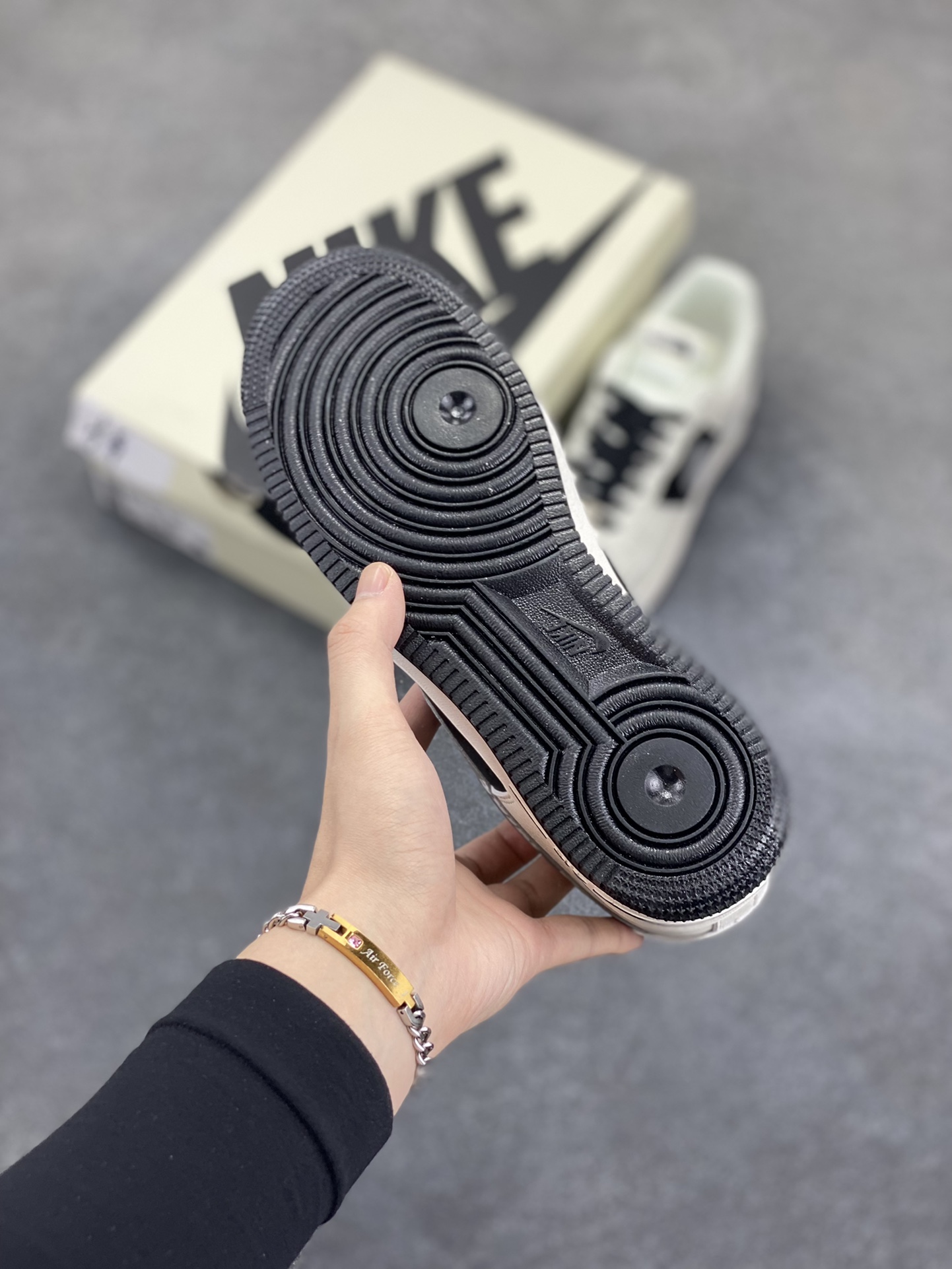 图片[5]-Nike Air Force 1 Low 空军一号低帮百搭休闲运动板鞋。柔软、弹性十足的缓震性能和出色的中底设计，横跨复古与现代的外型结合，造就出风靡全球三十多年的Force 1，直到今天还深受青睐。 货号：HH7518-066 尺码：36 36.5 37.5 38 38.5 39 40 40.5 41 42 42.5 43 44 44.5 45-选品中心