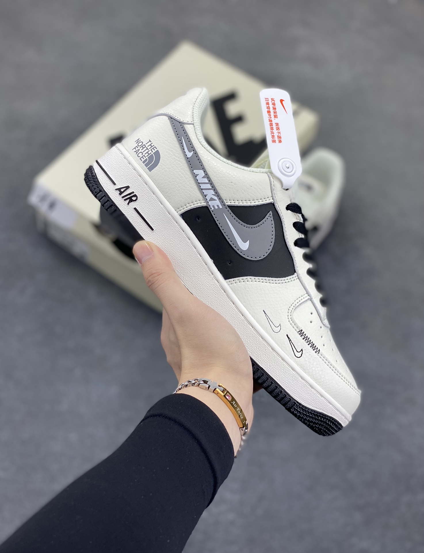 Nike Air Force 1 Low 空军一号低帮百搭休闲运动板鞋。柔软、弹性十足的缓震性能和出色的中底设计，横跨复古与现代的外型结合，造就出风靡全球三十多年的Force 1，直到今天还深受青睐。 货号：HH7518-066 尺码：36 36.5 37.5 38 38.5 39 40 40.5 41 42 42.5 43 44 44.5 45-选品中心