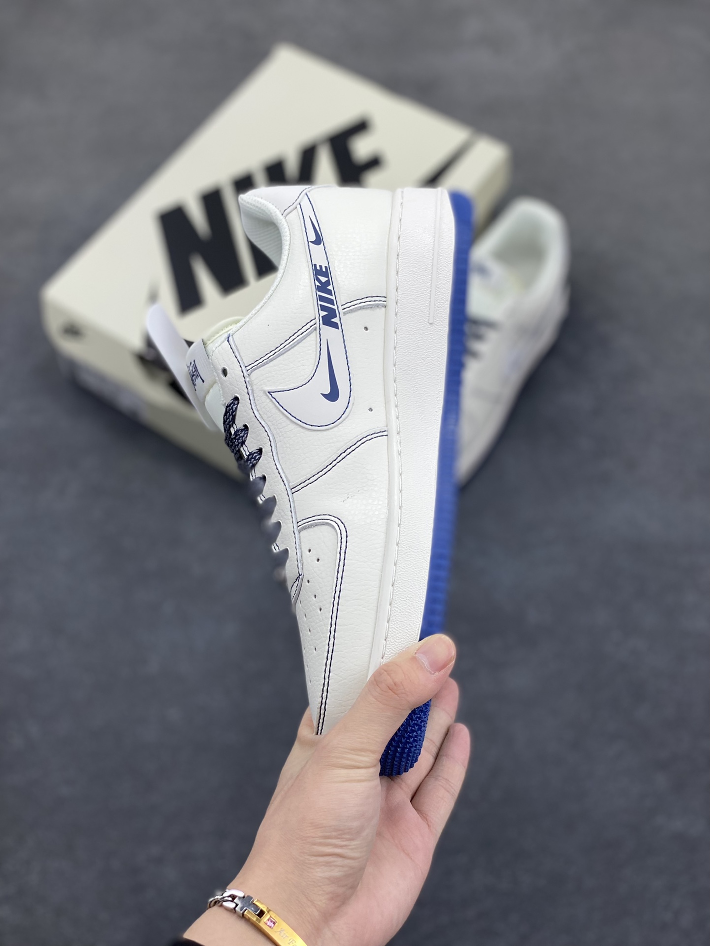 图片[3]-Nike Air Force 1 Low 空军一号低帮百搭休闲运动板鞋。柔软、弹性十足的缓震性能和出色的中底设计，横跨复古与现代的外型结合，造就出风靡全球三十多年的Force 1，直到今天还深受青睐。 货号：HH7518-063 尺码：36 36.5 37.5 38 38.5 39 40 40.5 41 42 42.5 43 44 44.5 45-选品中心