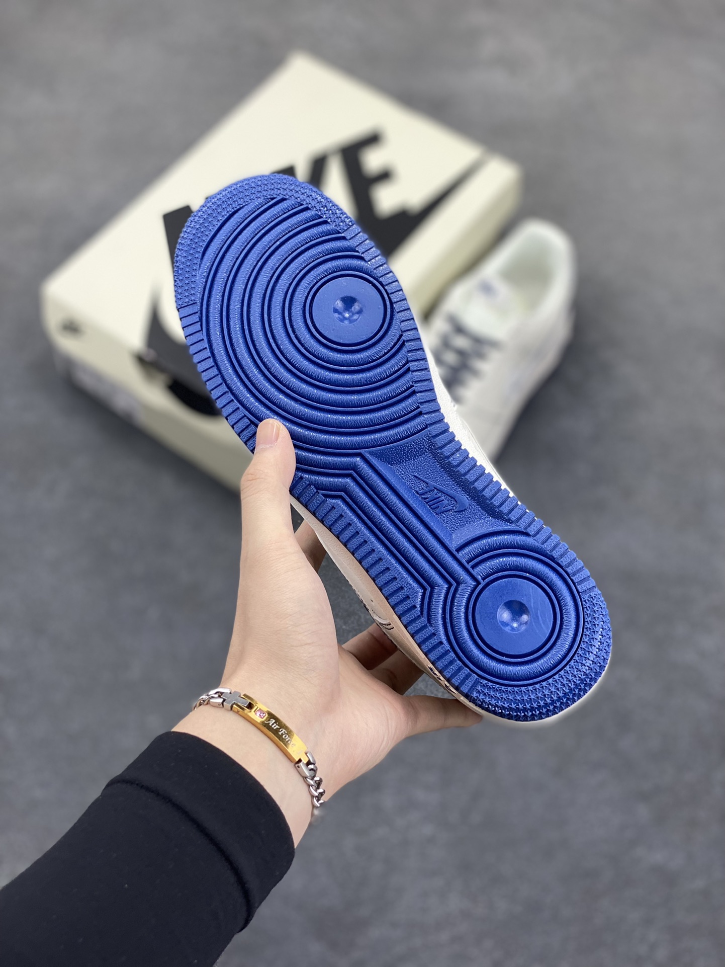 图片[5]-Nike Air Force 1 Low 空军一号低帮百搭休闲运动板鞋。柔软、弹性十足的缓震性能和出色的中底设计，横跨复古与现代的外型结合，造就出风靡全球三十多年的Force 1，直到今天还深受青睐。 货号：HH7518-063 尺码：36 36.5 37.5 38 38.5 39 40 40.5 41 42 42.5 43 44 44.5 45-选品中心