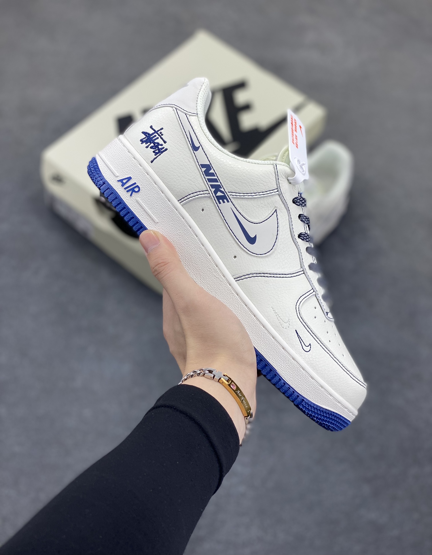Nike Air Force 1 Low 空军一号低帮百搭休闲运动板鞋。柔软、弹性十足的缓震性能和出色的中底设计，横跨复古与现代的外型结合，造就出风靡全球三十多年的Force 1，直到今天还深受青睐。 货号：HH7518-063 尺码：36 36.5 37.5 38 38.5 39 40 40.5 41 42 42.5 43 44 44.5 45-选品中心