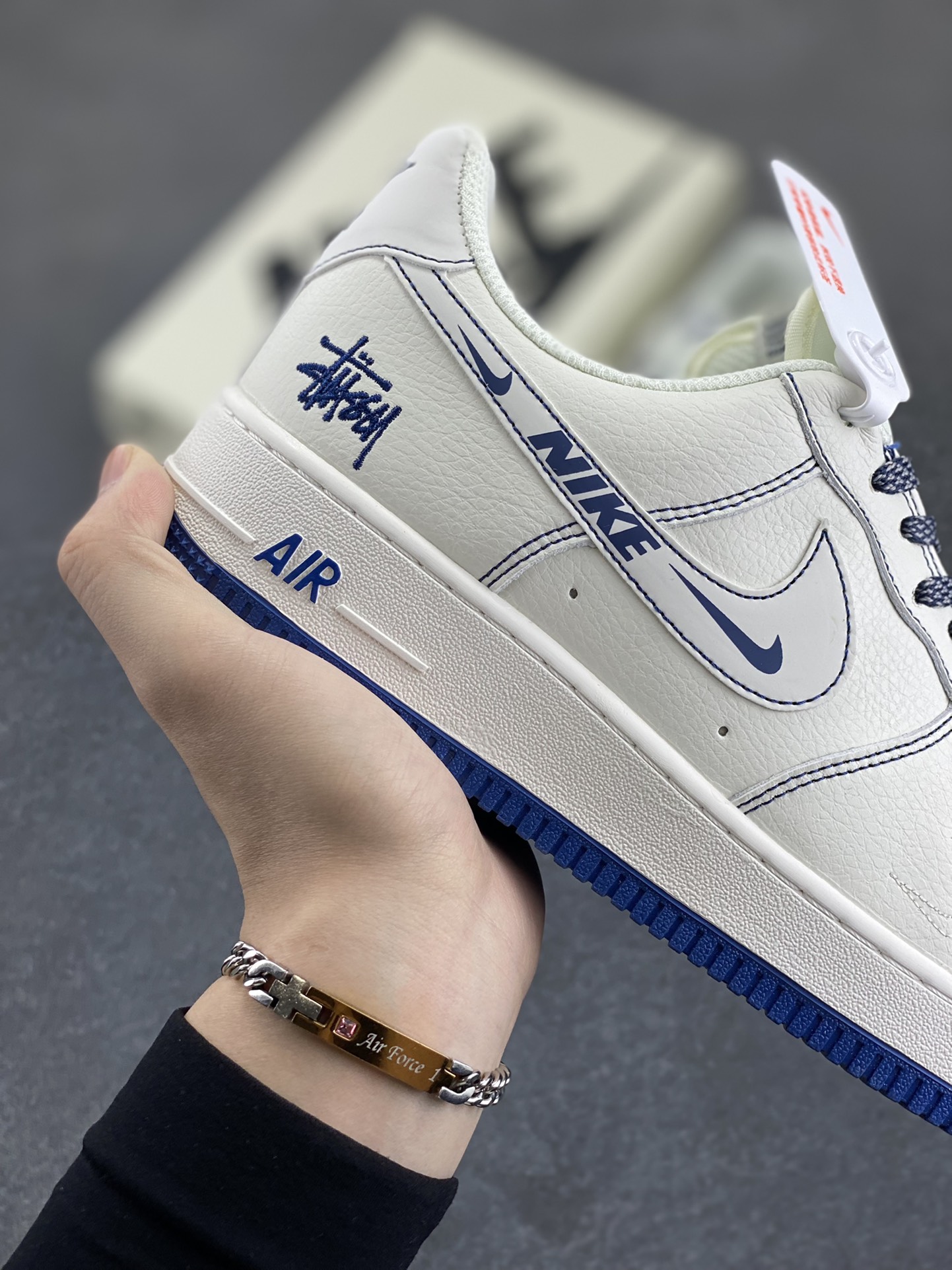 图片[6]-Nike Air Force 1 Low 空军一号低帮百搭休闲运动板鞋。柔软、弹性十足的缓震性能和出色的中底设计，横跨复古与现代的外型结合，造就出风靡全球三十多年的Force 1，直到今天还深受青睐。 货号：HH7518-063 尺码：36 36.5 37.5 38 38.5 39 40 40.5 41 42 42.5 43 44 44.5 45-选品中心