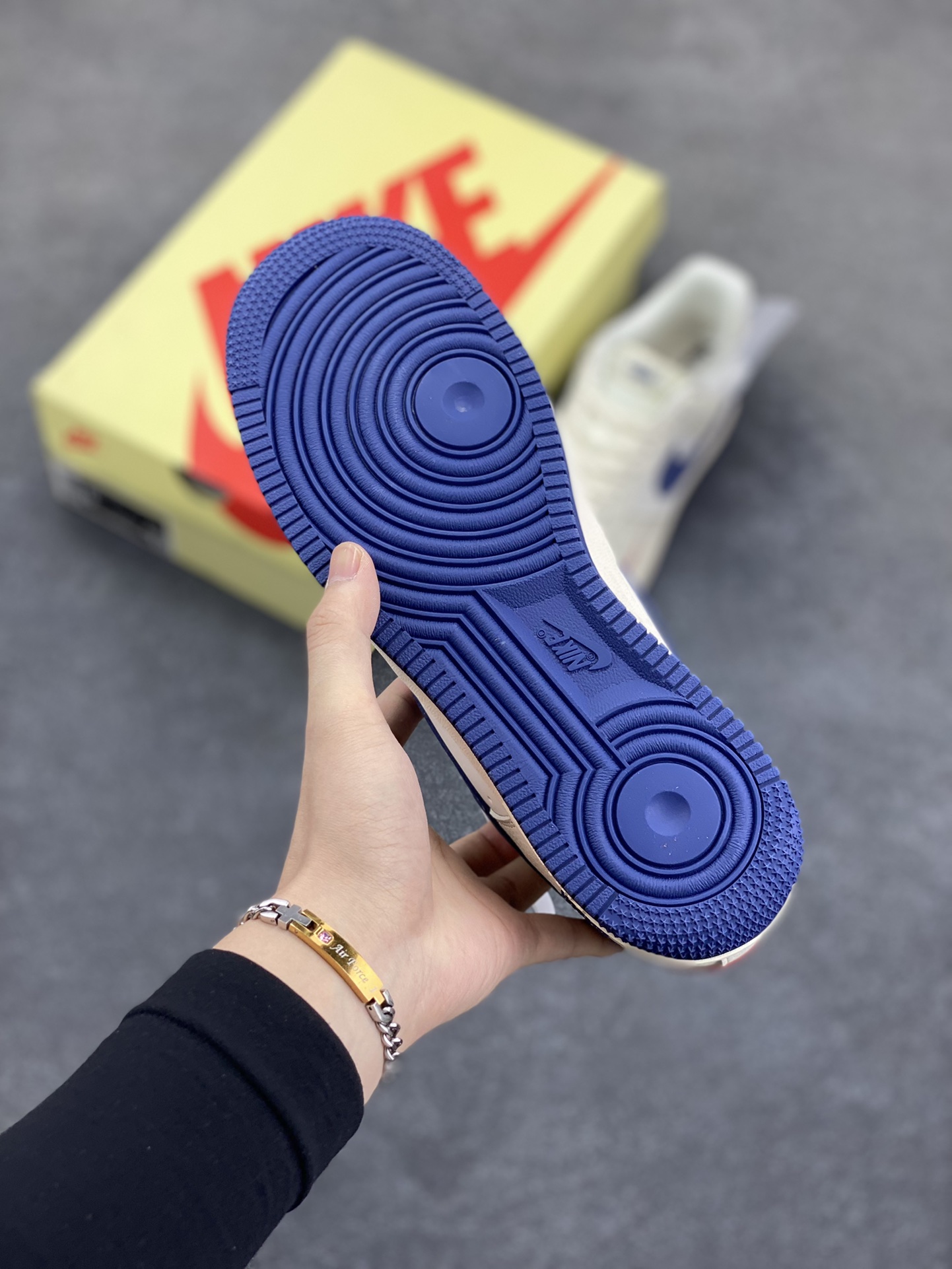 图片[5]-NIke Air Force 1 \’07 Low “斯图西联名——米蓝底红尾”空军一号 低帮 运动鞋 休闲鞋 折边针车 工艺难度大 原楦头原纸板 原装鞋盒 定制五金配件 内置全掌气垫 原厂鞋底 货号：JJ2508-716 尺码：36 36.5 37.5 38 38.5 39 40 40.5 41 42 42.5 43 44 44.5 45-选品中心