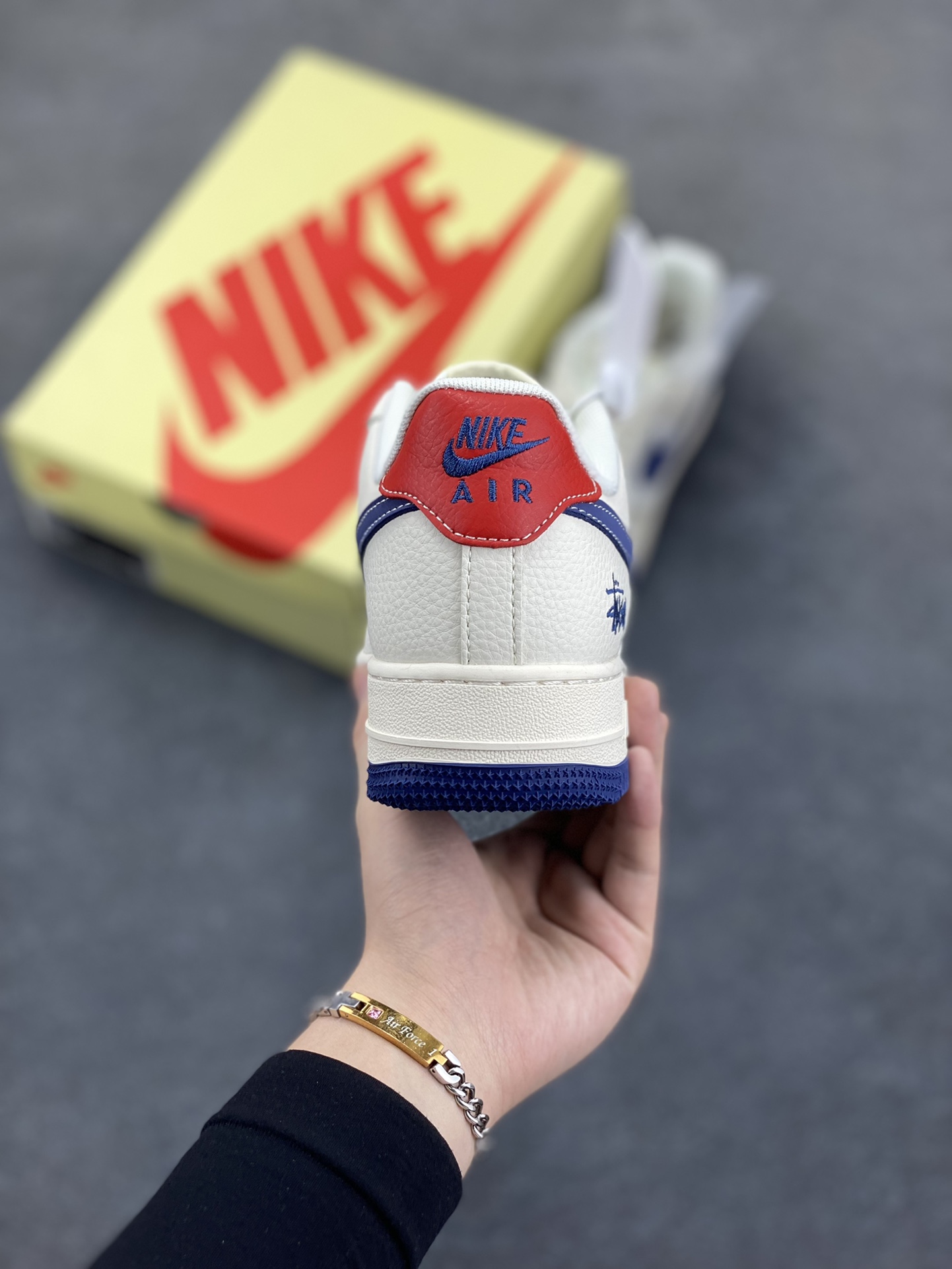 图片[4]-NIke Air Force 1 \’07 Low “斯图西联名——米蓝底红尾”空军一号 低帮 运动鞋 休闲鞋 折边针车 工艺难度大 原楦头原纸板 原装鞋盒 定制五金配件 内置全掌气垫 原厂鞋底 货号：JJ2508-716 尺码：36 36.5 37.5 38 38.5 39 40 40.5 41 42 42.5 43 44 44.5 45-选品中心