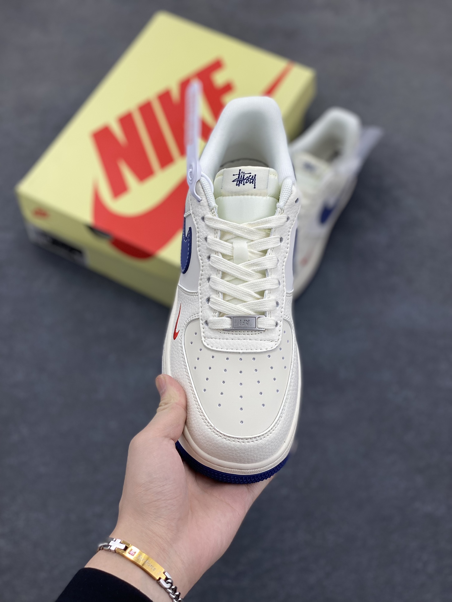 图片[2]-NIke Air Force 1 \’07 Low “斯图西联名——米蓝底红尾”空军一号 低帮 运动鞋 休闲鞋 折边针车 工艺难度大 原楦头原纸板 原装鞋盒 定制五金配件 内置全掌气垫 原厂鞋底 货号：JJ2508-716 尺码：36 36.5 37.5 38 38.5 39 40 40.5 41 42 42.5 43 44 44.5 45-选品中心