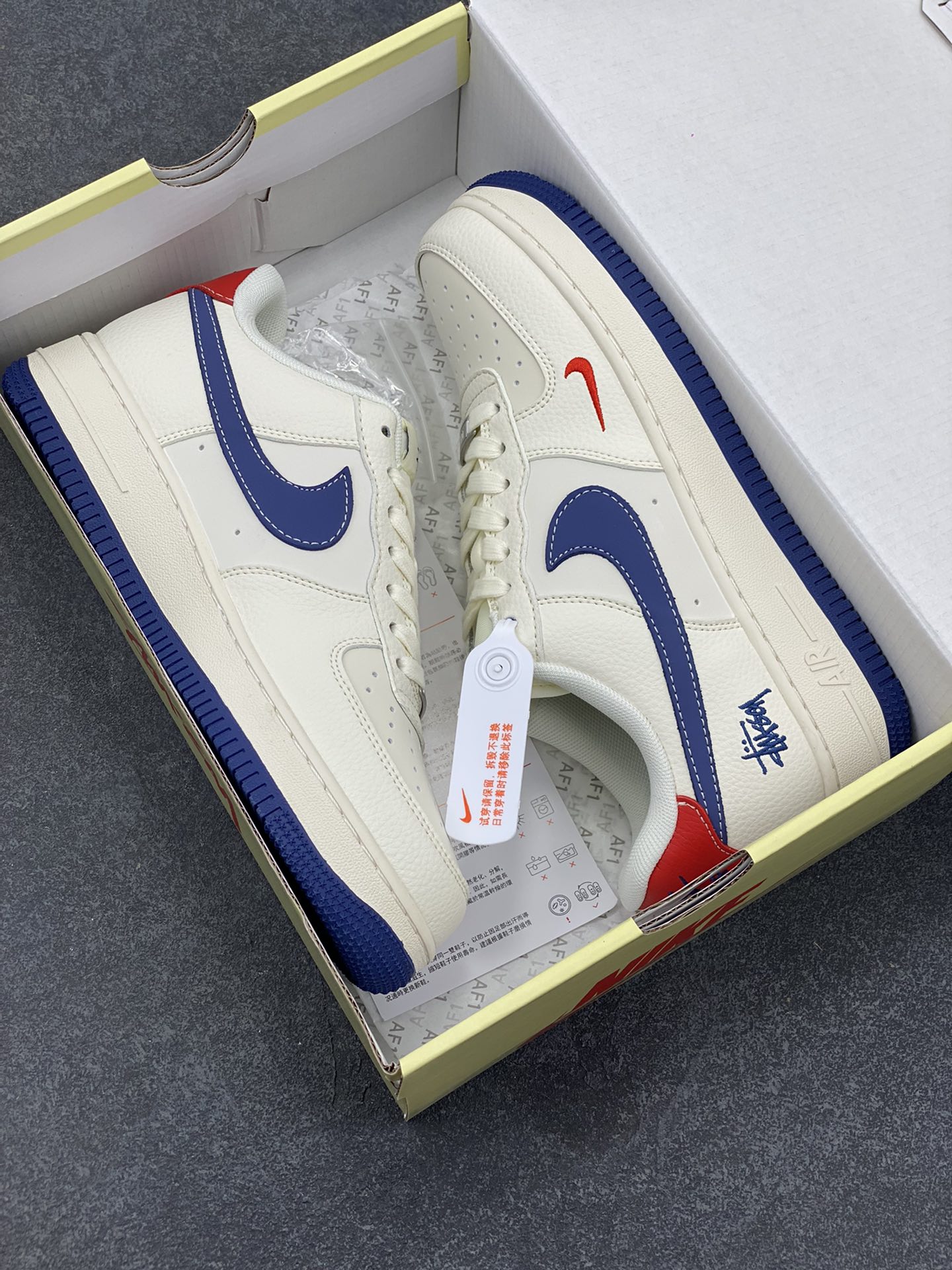 图片[9]-NIke Air Force 1 \’07 Low “斯图西联名——米蓝底红尾”空军一号 低帮 运动鞋 休闲鞋 折边针车 工艺难度大 原楦头原纸板 原装鞋盒 定制五金配件 内置全掌气垫 原厂鞋底 货号：JJ2508-716 尺码：36 36.5 37.5 38 38.5 39 40 40.5 41 42 42.5 43 44 44.5 45-选品中心