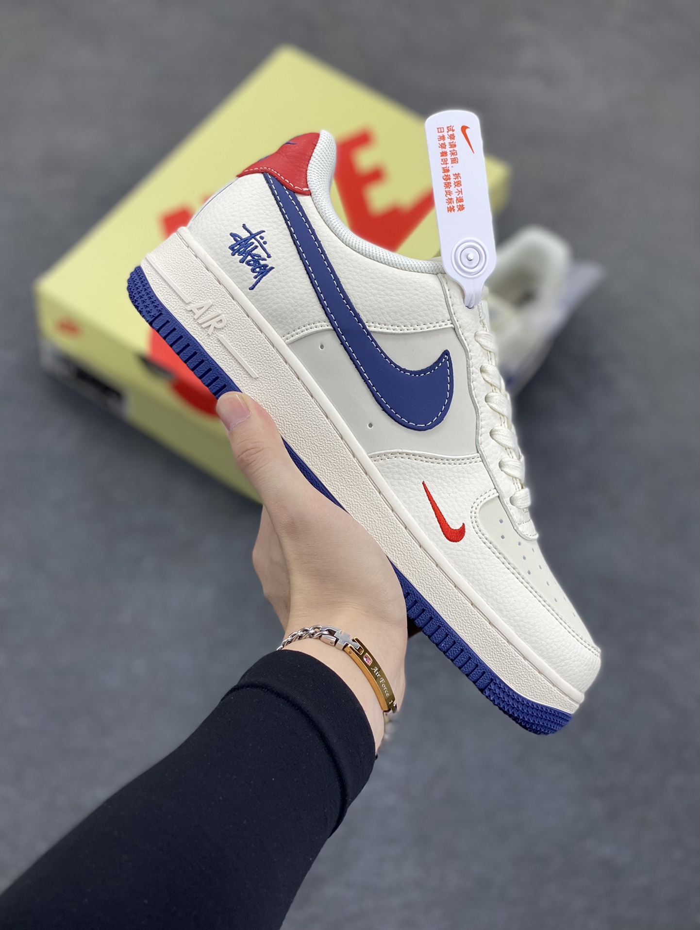NIke Air Force 1 \’07 Low “斯图西联名——米蓝底红尾”空军一号 低帮 运动鞋 休闲鞋 折边针车 工艺难度大 原楦头原纸板 原装鞋盒 定制五金配件 内置全掌气垫 原厂鞋底 货号:JJ2508-716 尺码:36 36.5 37.5 38 38.5 39 40 40.5 41 42 42.5 43 44 44.5 45-选品中心