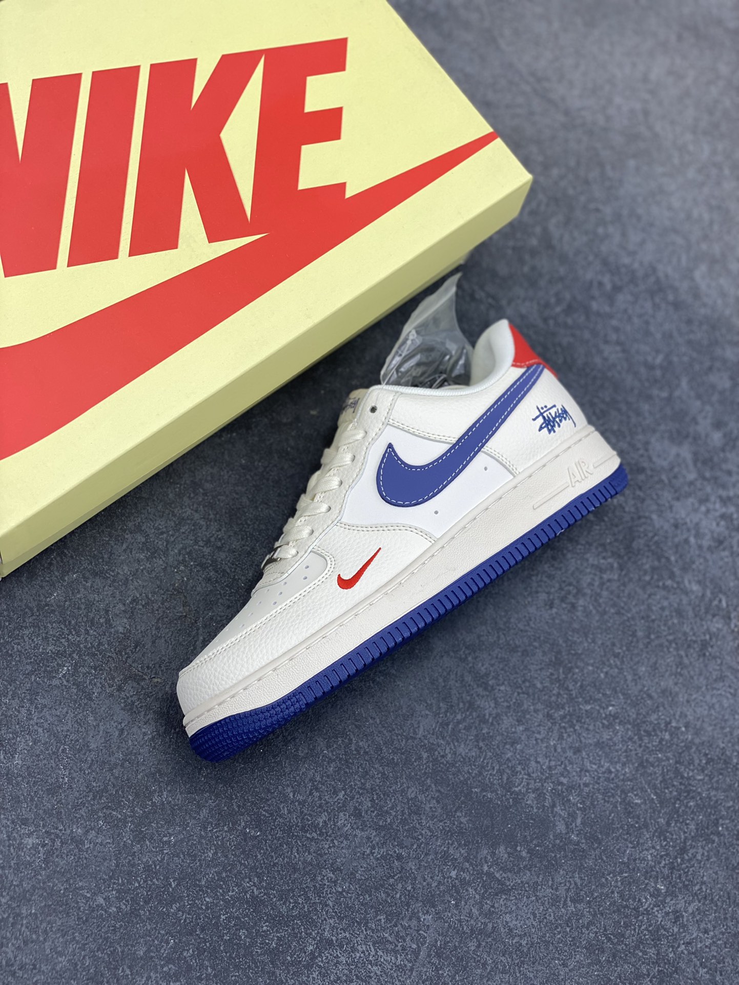 图片[7]-NIke Air Force 1 \’07 Low “斯图西联名——米蓝底红尾”空军一号 低帮 运动鞋 休闲鞋 折边针车 工艺难度大 原楦头原纸板 原装鞋盒 定制五金配件 内置全掌气垫 原厂鞋底 货号：JJ2508-716 尺码：36 36.5 37.5 38 38.5 39 40 40.5 41 42 42.5 43 44 44.5 45-选品中心