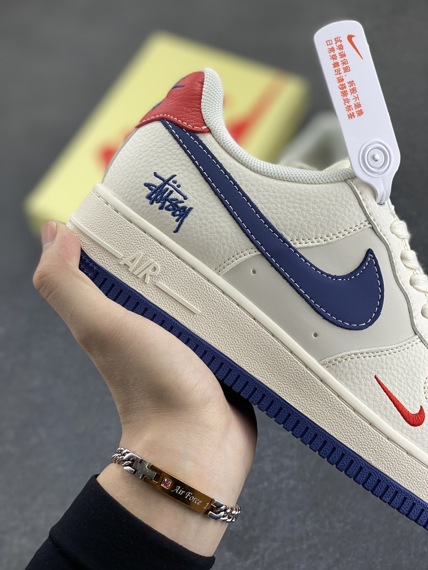 图片[6]-NIke Air Force 1 \’07 Low “斯图西联名——米蓝底红尾”空军一号 低帮 运动鞋 休闲鞋 折边针车 工艺难度大 原楦头原纸板 原装鞋盒 定制五金配件 内置全掌气垫 原厂鞋底 货号：JJ2508-716 尺码：36 36.5 37.5 38 38.5 39 40 40.5 41 42 42.5 43 44 44.5 45-选品中心
