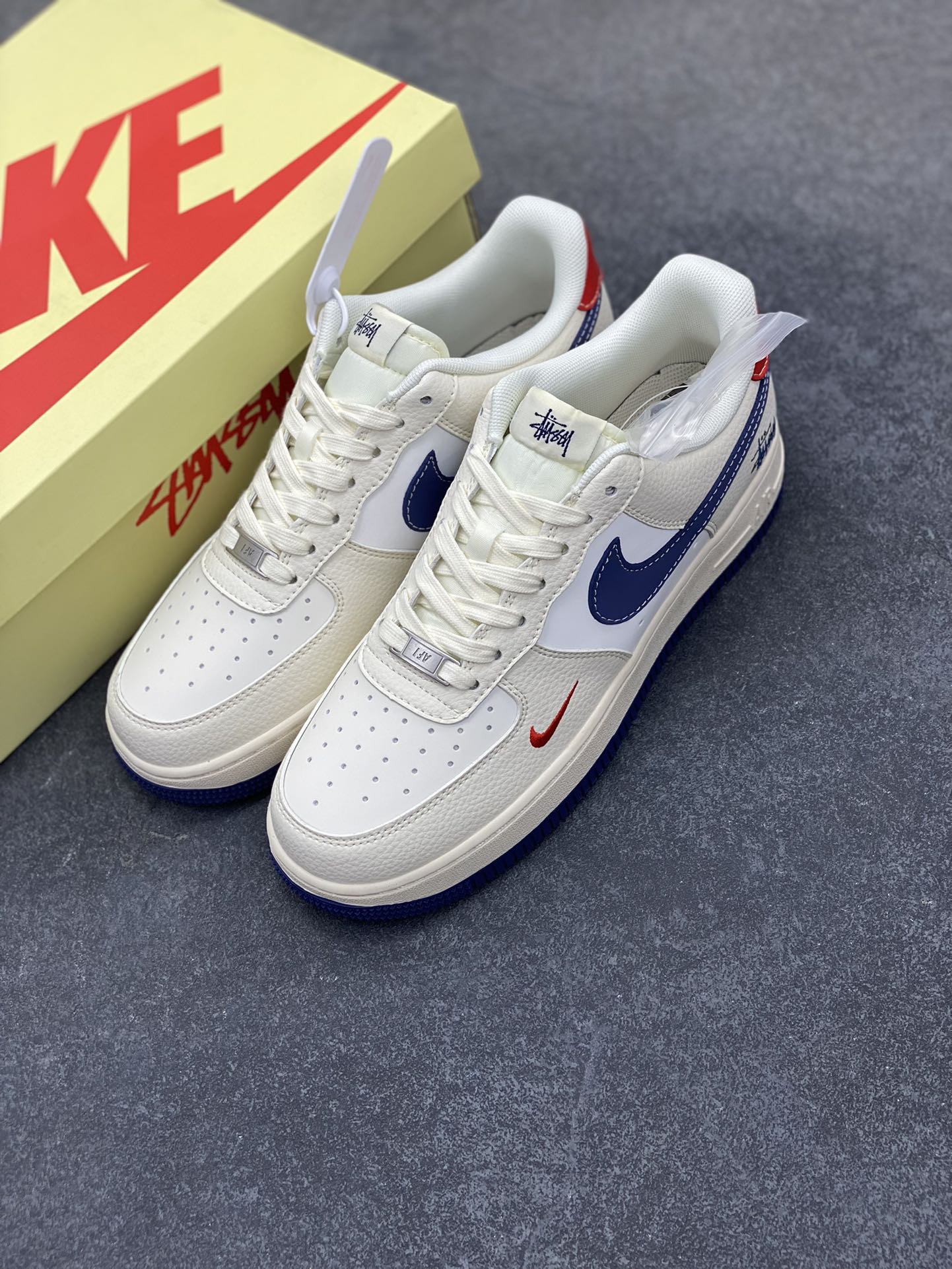 图片[8]-NIke Air Force 1 \’07 Low “斯图西联名——米蓝底红尾”空军一号 低帮 运动鞋 休闲鞋 折边针车 工艺难度大 原楦头原纸板 原装鞋盒 定制五金配件 内置全掌气垫 原厂鞋底 货号：JJ2508-716 尺码：36 36.5 37.5 38 38.5 39 40 40.5 41 42 42.5 43 44 44.5 45-选品中心