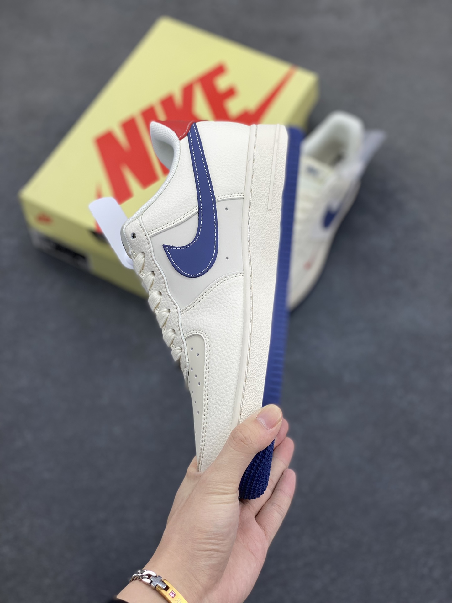 图片[3]-NIke Air Force 1 \’07 Low “斯图西联名——米蓝底红尾”空军一号 低帮 运动鞋 休闲鞋 折边针车 工艺难度大 原楦头原纸板 原装鞋盒 定制五金配件 内置全掌气垫 原厂鞋底 货号：JJ2508-716 尺码：36 36.5 37.5 38 38.5 39 40 40.5 41 42 42.5 43 44 44.5 45-选品中心