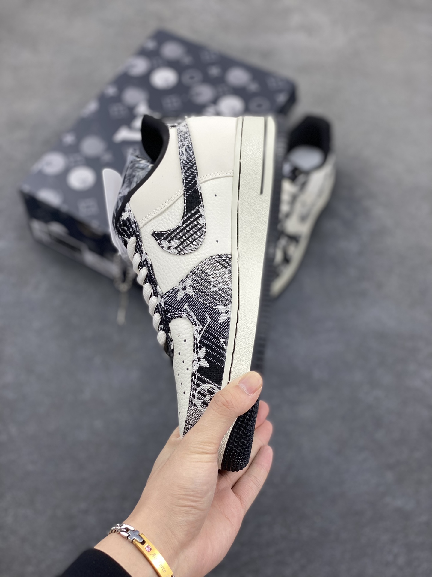 图片[3]-NIke Air Force 1 \’07 Low “LV联名”空军一号 低帮 运动鞋 休闲鞋 折边针车 工艺难度大 原楦头原纸板 原装鞋盒 定制五金配件 内置全掌气垫 原厂鞋底 货号：SC9207-539 尺码：36 36.5 37.5 38 38.5 39 40 40.5 41 42 42.5 43 44 44.5 45-选品中心