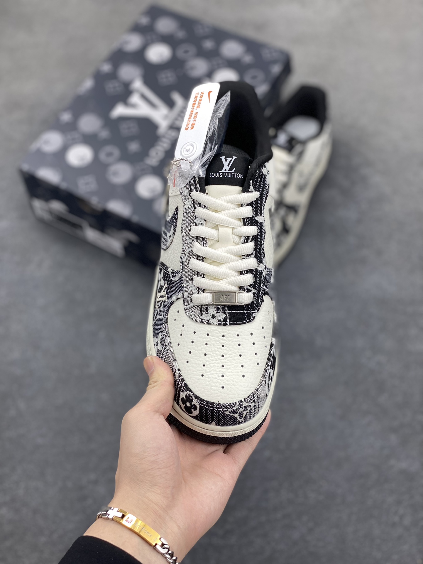 图片[2]-NIke Air Force 1 \’07 Low “LV联名”空军一号 低帮 运动鞋 休闲鞋 折边针车 工艺难度大 原楦头原纸板 原装鞋盒 定制五金配件 内置全掌气垫 原厂鞋底 货号：SC9207-539 尺码：36 36.5 37.5 38 38.5 39 40 40.5 41 42 42.5 43 44 44.5 45-选品中心