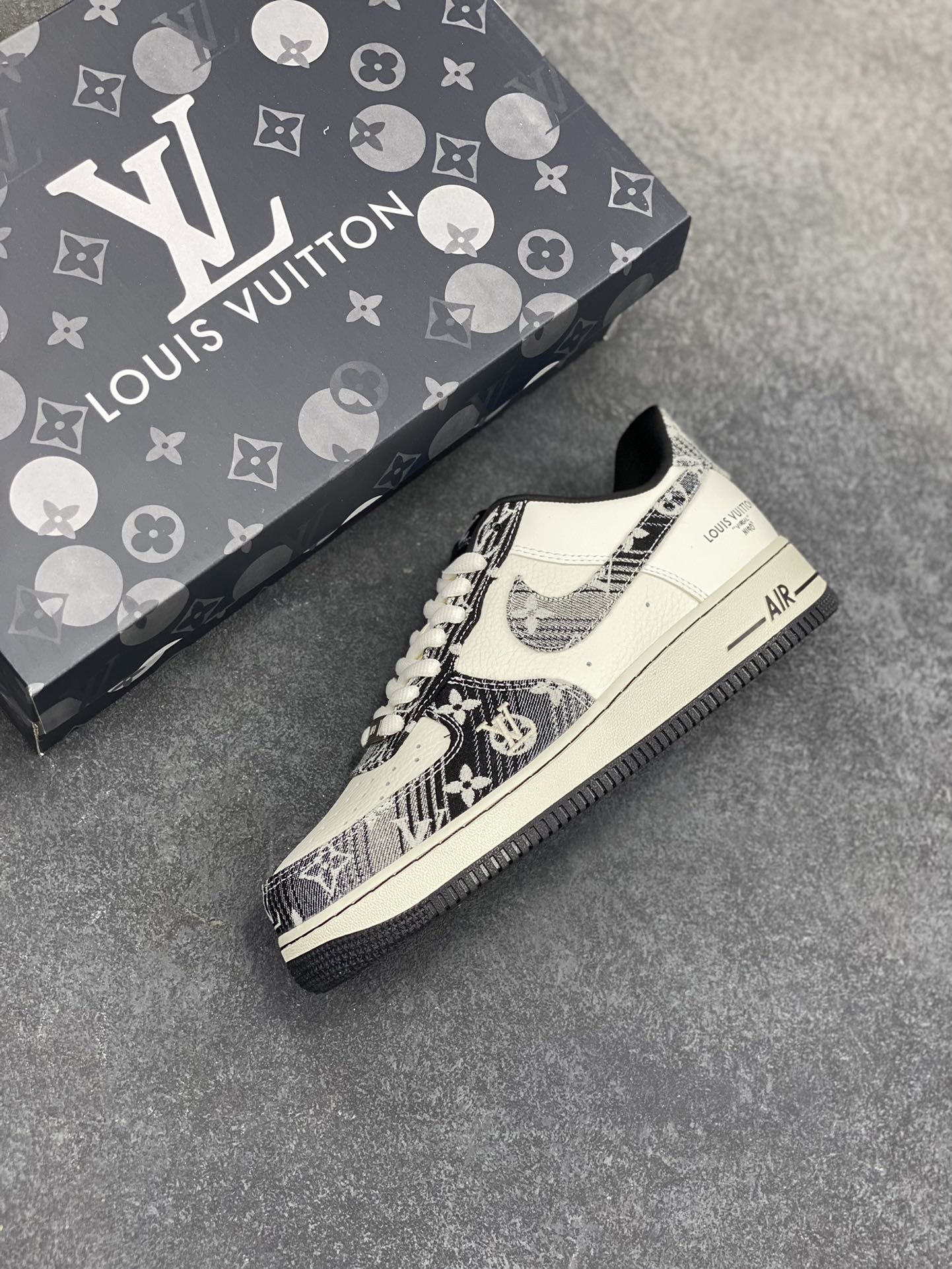 图片[7]-NIke Air Force 1 \’07 Low “LV联名”空军一号 低帮 运动鞋 休闲鞋 折边针车 工艺难度大 原楦头原纸板 原装鞋盒 定制五金配件 内置全掌气垫 原厂鞋底 货号：SC9207-539 尺码：36 36.5 37.5 38 38.5 39 40 40.5 41 42 42.5 43 44 44.5 45-选品中心