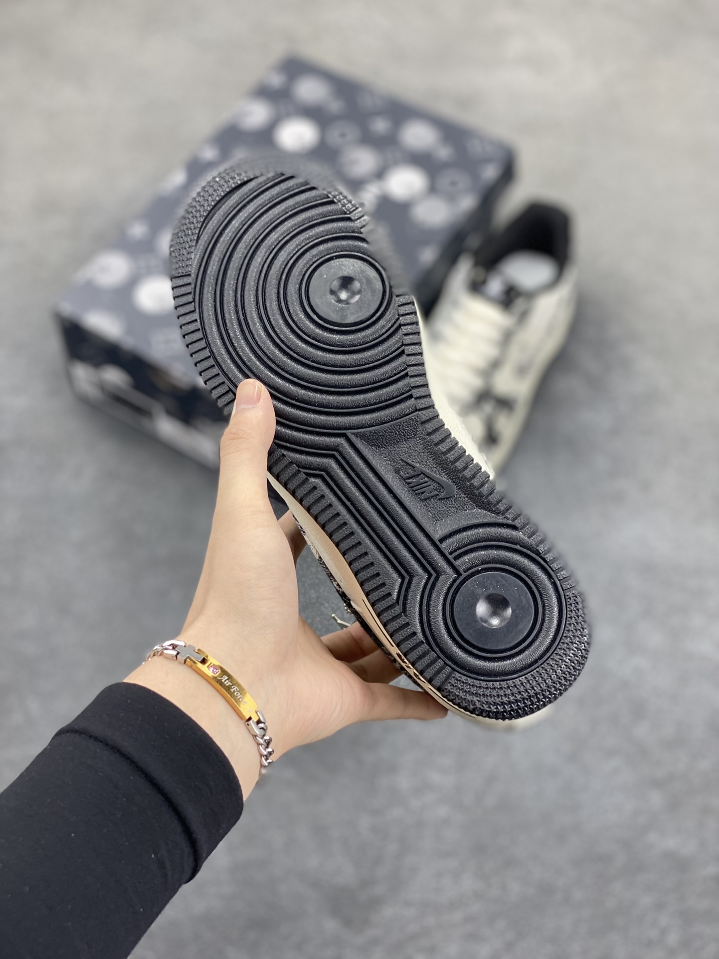 图片[5]-NIke Air Force 1 \’07 Low “LV联名”空军一号 低帮 运动鞋 休闲鞋 折边针车 工艺难度大 原楦头原纸板 原装鞋盒 定制五金配件 内置全掌气垫 原厂鞋底 货号：SC9207-539 尺码：36 36.5 37.5 38 38.5 39 40 40.5 41 42 42.5 43 44 44.5 45-选品中心