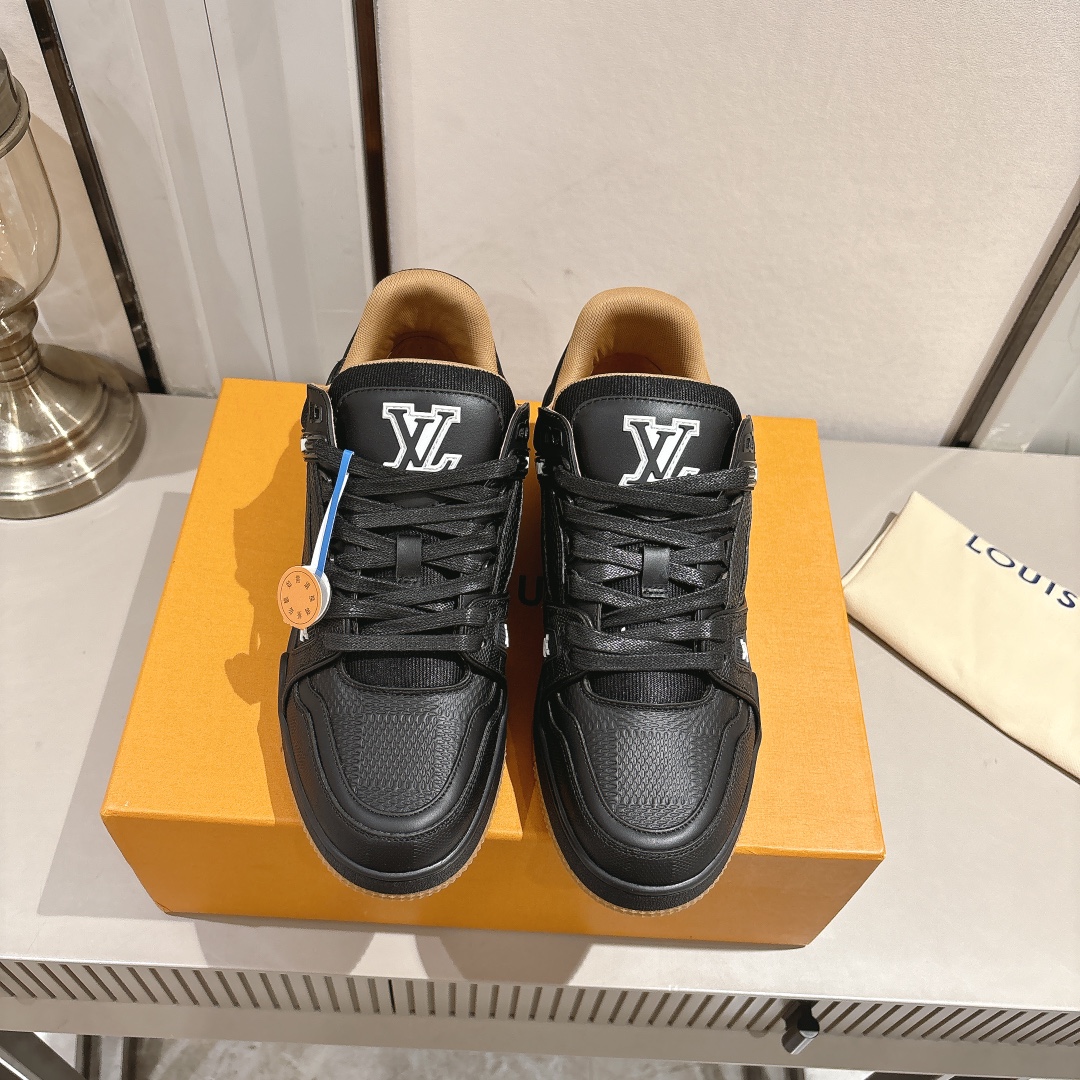 男款 顶级版本 LV-路易-威登 原版1：1开发复刻！！上脚非常舒适 做工精细
鞋面由意大利进口小牛皮拼接，侧边饰有品牌LOGO标志，网布内里，脚感超舒适。原厂特供原版双色TPU组合大底。
size：男39-45（45定制)
