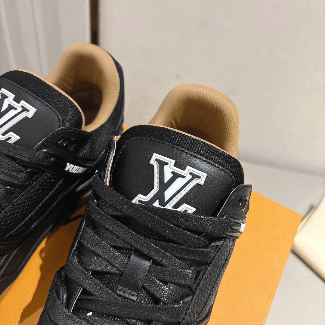 男款 顶级版本 LV-路易-威登 原版1：1开发复刻！！上脚非常舒适 做工精细
鞋面由意大利进口小牛皮拼接，侧边饰有品牌LOGO标志，网布内里，脚感超舒适。原厂特供原版双色TPU组合大底。
size：男39-45（45定制)