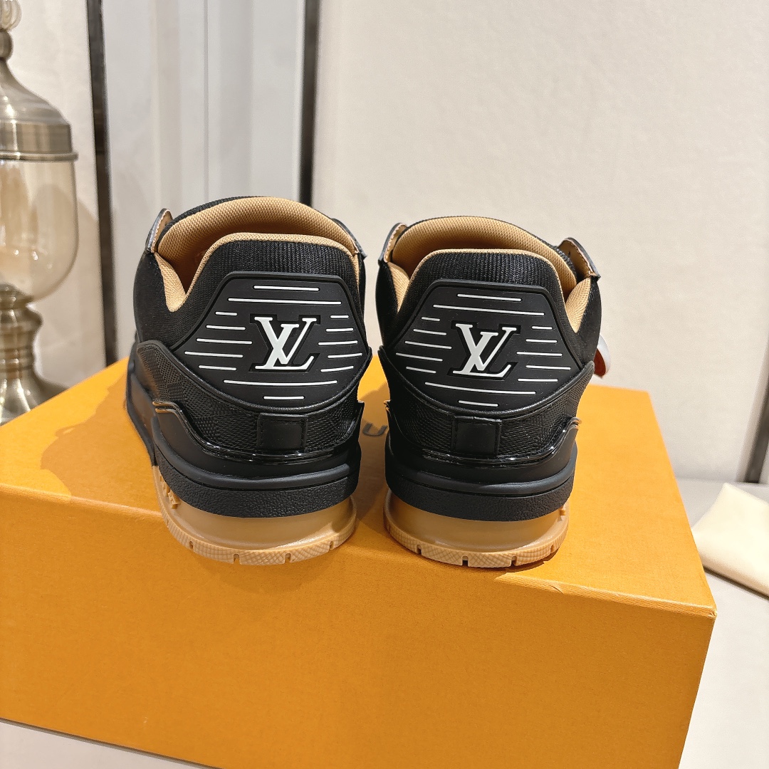 男款 顶级版本 LV-路易-威登 原版1：1开发复刻！！上脚非常舒适 做工精细
鞋面由意大利进口小牛皮拼接，侧边饰有品牌LOGO标志，网布内里，脚感超舒适。原厂特供原版双色TPU组合大底。
size：男39-45（45定制)