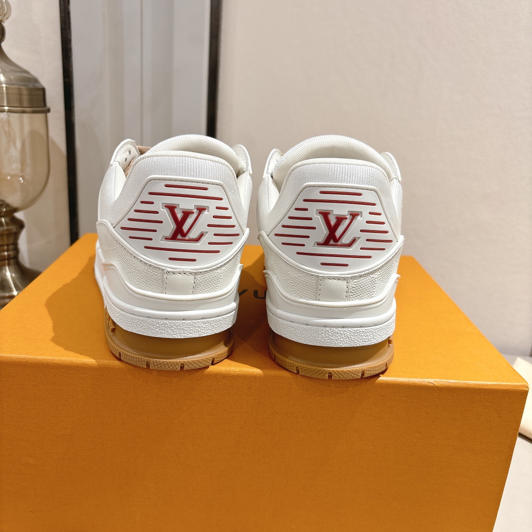  男款 顶级版本 LV-路易-威登 原版1：1开发复刻！！上脚非常舒适 做工精细
鞋面由意大利进口小牛皮拼接，侧边饰有品牌LOGO标志，网布内里，脚感超舒适。原厂特供原版双色TPU组合大底。
size：男39-45（45定制)