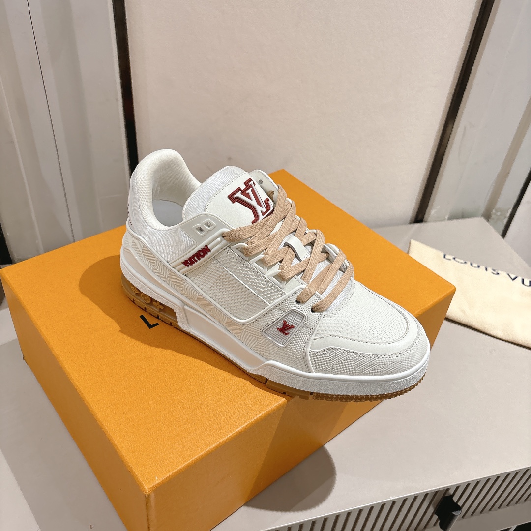  男款 顶级版本 LV-路易-威登 原版1：1开发复刻！！上脚非常舒适 做工精细
鞋面由意大利进口小牛皮拼接，侧边饰有品牌LOGO标志，网布内里，脚感超舒适。原厂特供原版双色TPU组合大底。
size：男39-45（45定制)
