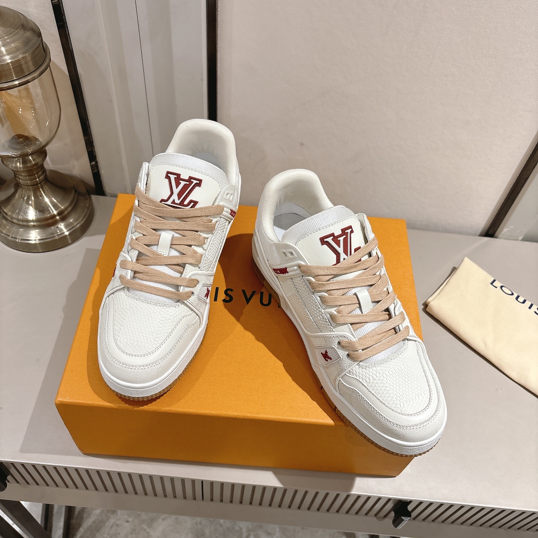 男款 顶级版本 LV-路易-威登 原版1：1开发复刻！！上脚非常舒适 做工精细
鞋面由意大利进口小牛皮拼接，侧边饰有品牌LOGO标志，网布内里，脚感超舒适。原厂特供原版双色TPU组合大底。
size：男39-45（45定制)