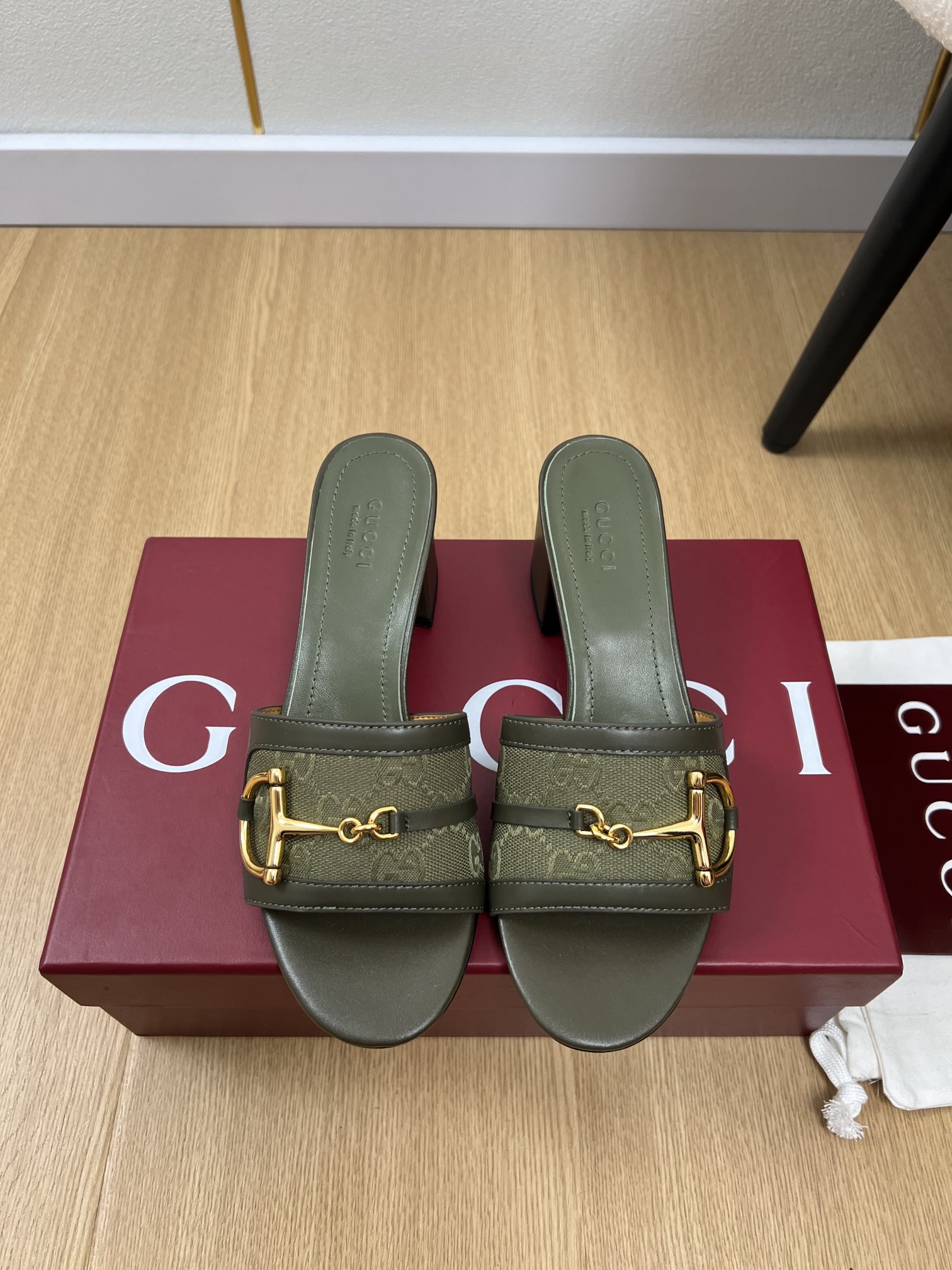NO:407326,GUCCI Guci | 2025 G Home 2025 Spring and Summer New Products, the latest hit horse-bit mid-heel slipper series, upper cowhide + presbyterian/cowhide + sheep lining, inner sheep skin, outsole Italian leather outsole, heel height 5.5cm, size 35-42 (40.41.42 can be customized without return), high heel slippers, gucci, gucci, high heels, slippers, cowhide, sheepskin, sheep, Leather soles19860909GUCCI古奇 | 2025 G家2025春夏新品 专柜最新走秀爆款马衔扣中跟拖鞋系列 鞋面牛皮+老花/牛皮+羊猄 内里羊皮里 大底意大利真皮大底 跟高5.5cm 码数35-42（40.41.42可定制不退换）,高跟鞋拖鞋,gucci,gucci,high heels,slippers,cowhide,sheepskin,sheep,Leather soles,Women's Shoes