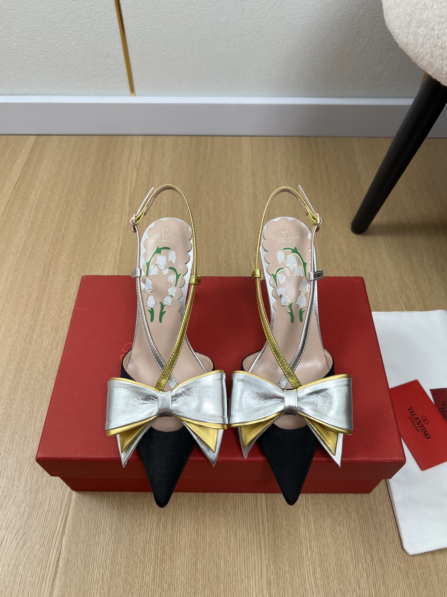 NO:416569,Valentino | 2025 V Home 2025 Spring and Summer New Products, the latest classic bow-tip pointed-toe back empty sandals series, Thai pants are spicy!  A magical artifact. The mid-heel design looks good without being tired. The deep-mouth design combination highlights the brand's unique design style. Luxury and fashionable. Extremely recognizable. The exquisite round toe. The side arc is perfect and tastes very pure. The celebrity temperament is full of feminineness. The foot feels full of summer. It really needs versatile shoes. It looks good no matter how you match it. The casual and high-end feel is also great. It is paired with various pants. It is super beautiful and versatile. The rhinestone matching design is perfectly integrated into the joy of playfulness and elegance. Wear it and dance a cheerful swing dance. Upper imported cowhide/cloth + cowhide inner sheepskin footbed sheepskin outsole imported Italian leather outsole. Heel height 8.5cm. Size 35-42 (40.41.42 customization), high heel sandals, valentino, valentino, sandals, high  heels, cowhide, sheepskin, Leather soles19860909Valentino 华伦天奴 | 2025 V家2025春夏新品 专柜最新经典蝴蝶结尖头后空凉鞋系列 泰裤辣！妥妥神器一枚 中跟设计穿上好看又不会累,深口设计搭配彰显了品牌独有的设计风格 奢华时尚 极有辨识度 精致的圆头 侧身弧线完美味儿特别纯正 名媛气质女人味十足,脚感满分夏天真的太需要百搭鞋了,怎么搭配都好看,随意且高级的感觉舒适度也很棒,搭配各种裤子,潮爆了 超好看百搭 水钻搭配设计完美融合在俏皮和优雅问无缝切换的快乐,穿上它跳起欢快的摇摆舞吧 鞋面进口牛皮/布+牛皮 内里羊皮 垫脚羊皮 大底意大利进口真皮大底 跟高8.5cm 码数35-42（40.41.42定制）,高跟鞋凉鞋,valentino,valentino,sandals,high heels,cowhide,sheepskin,Leather soles,Women's Shoes